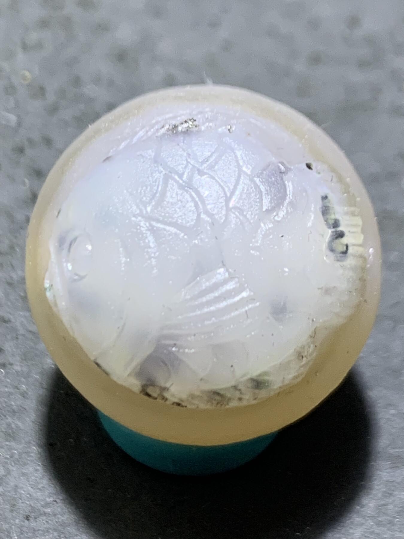精美亚光高玉化草花纹海洋玉髓手工俏色巧雕富贵有余圆珠一个！