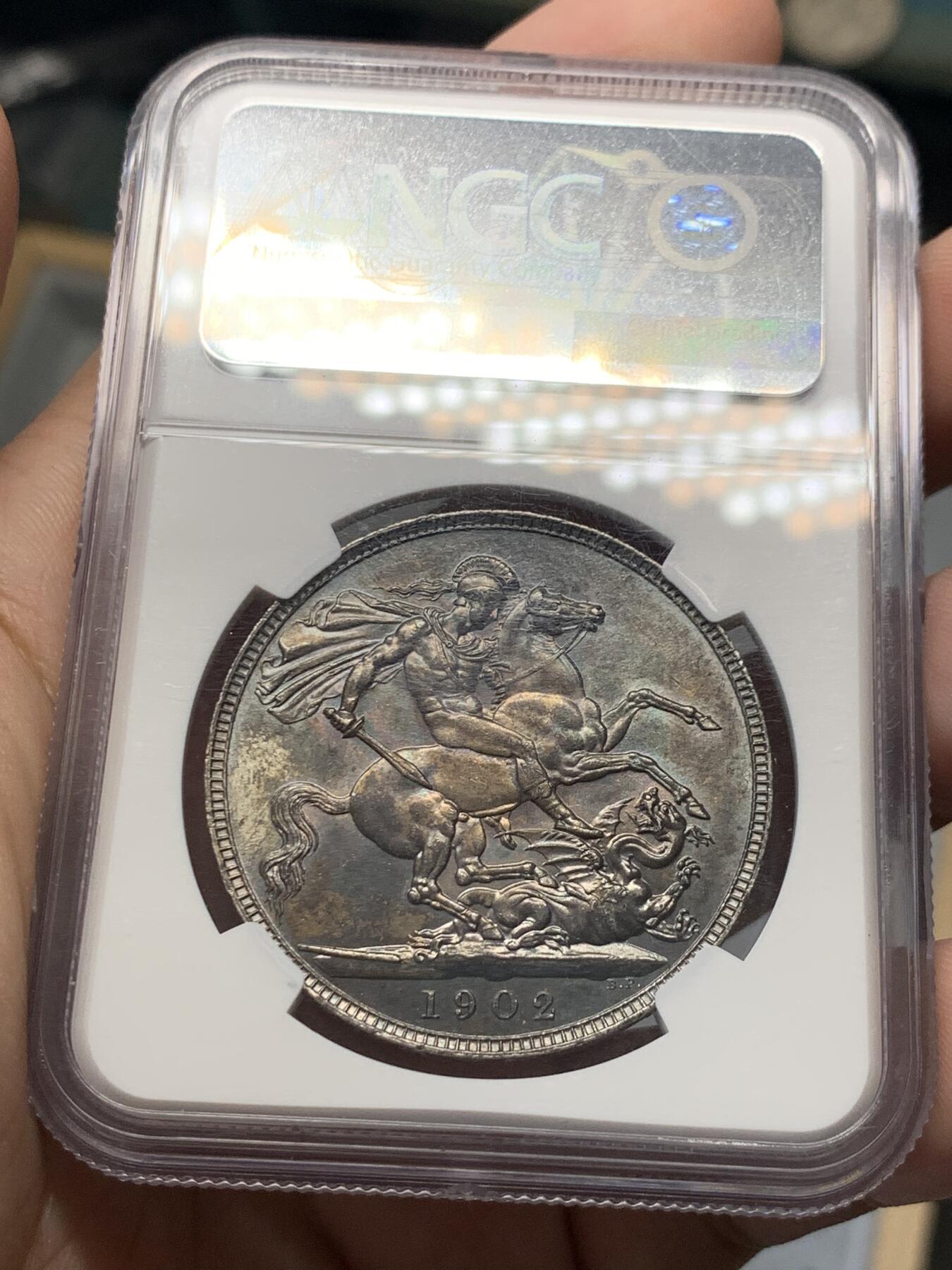 《竞宝斋》第314场 周日，周一，周二  3场连拍 （全场包邮） NGC MS62 英国1902年爱德华七世马剑克朗，双面欧洲五彩黑包浆深打难得，62分中的王者，不虚63分，性价比超高。