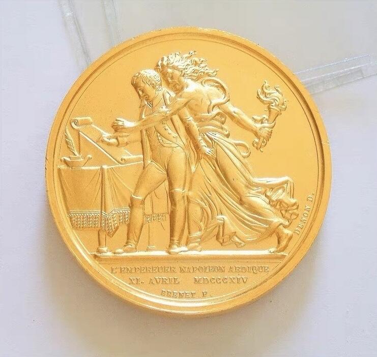 法国纪念1814年拿破仑退位+雄鹰高浮雕精制大镀金章 40MM