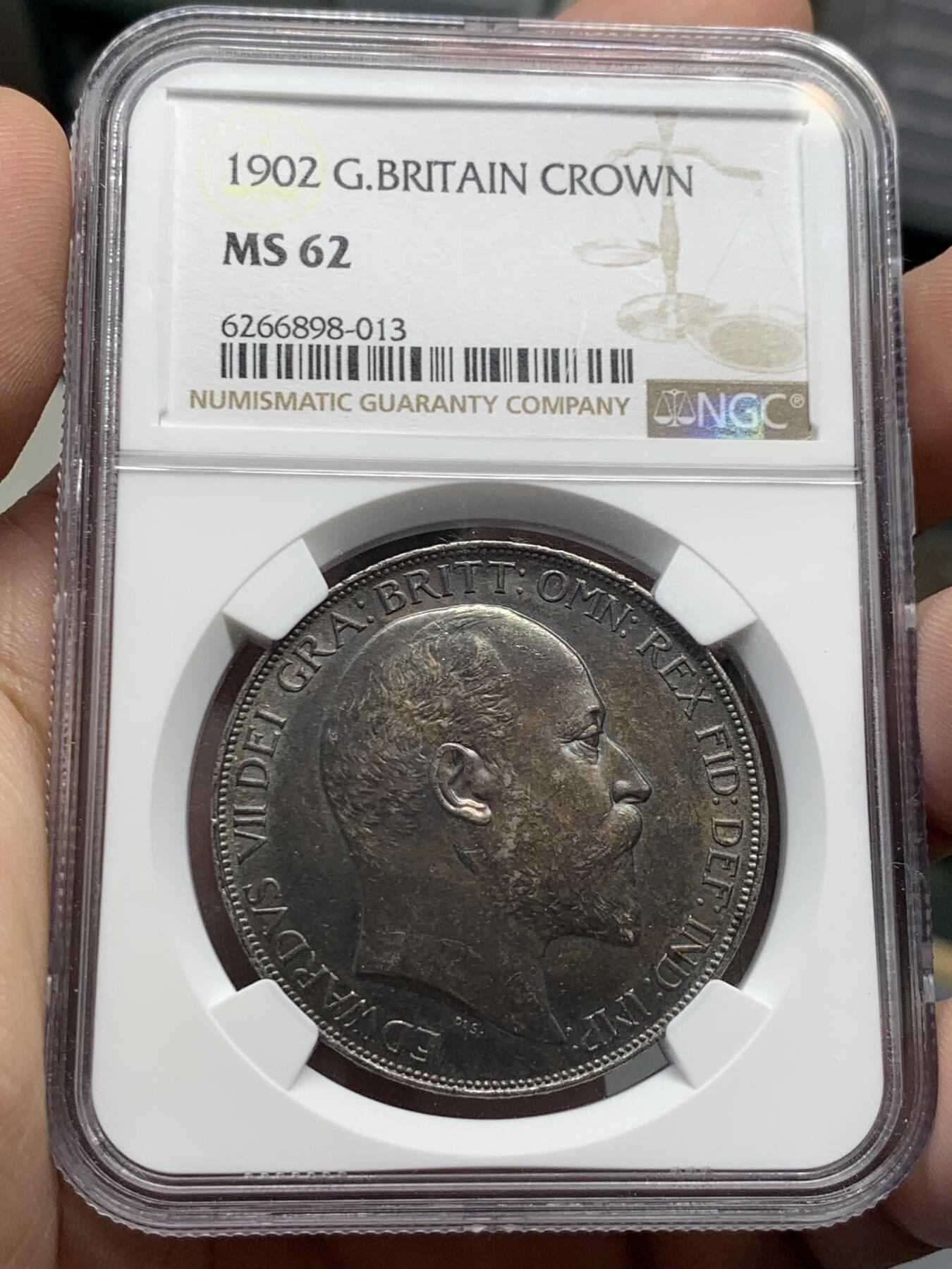《竞宝斋》第314场 周日，周一，周二  3场连拍 （全场包邮） NGC MS62 英国1902年爱德华七世马剑克朗，双面欧洲五彩黑包浆深打难得，62分中的王者，不虚63分，性价比超高。
