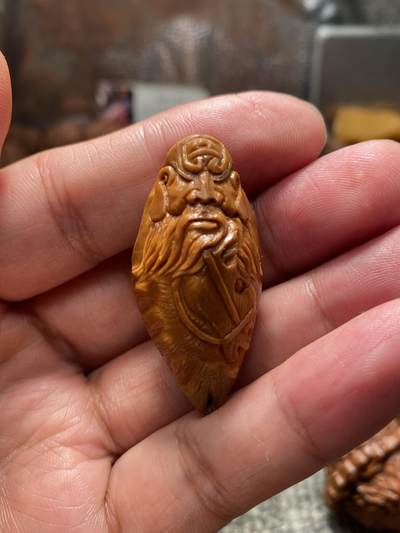 苏州舟山手工核雕放漏价 - 苏工核雕梅林手工雕刻老款千里走单骑，个性，好玩又好看，立体感十足风格独特，尺寸2。1x4。5喜欢的来