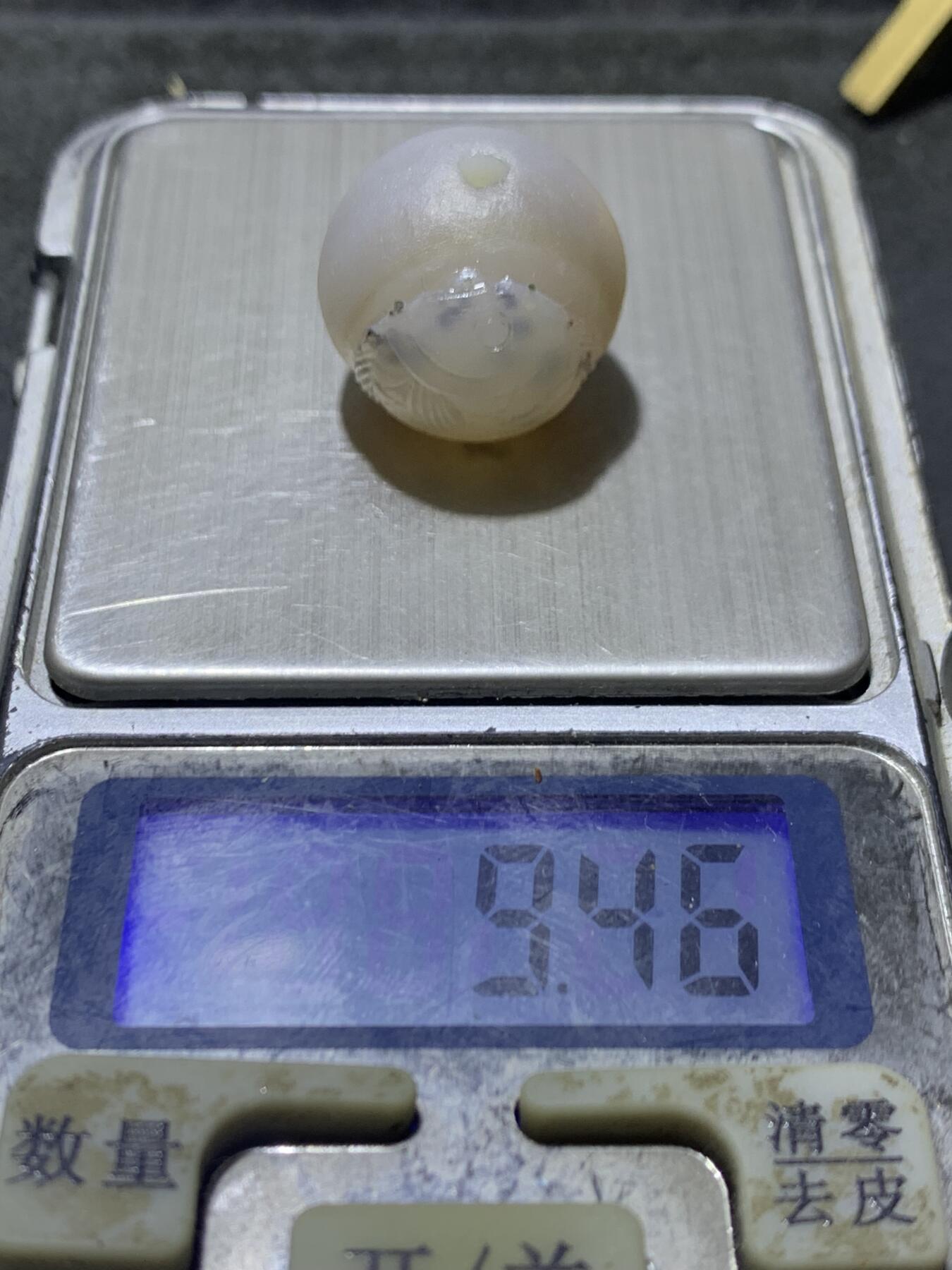 精美亚光高玉化草花纹海洋玉髓手工俏色巧雕富贵有余圆珠一个！