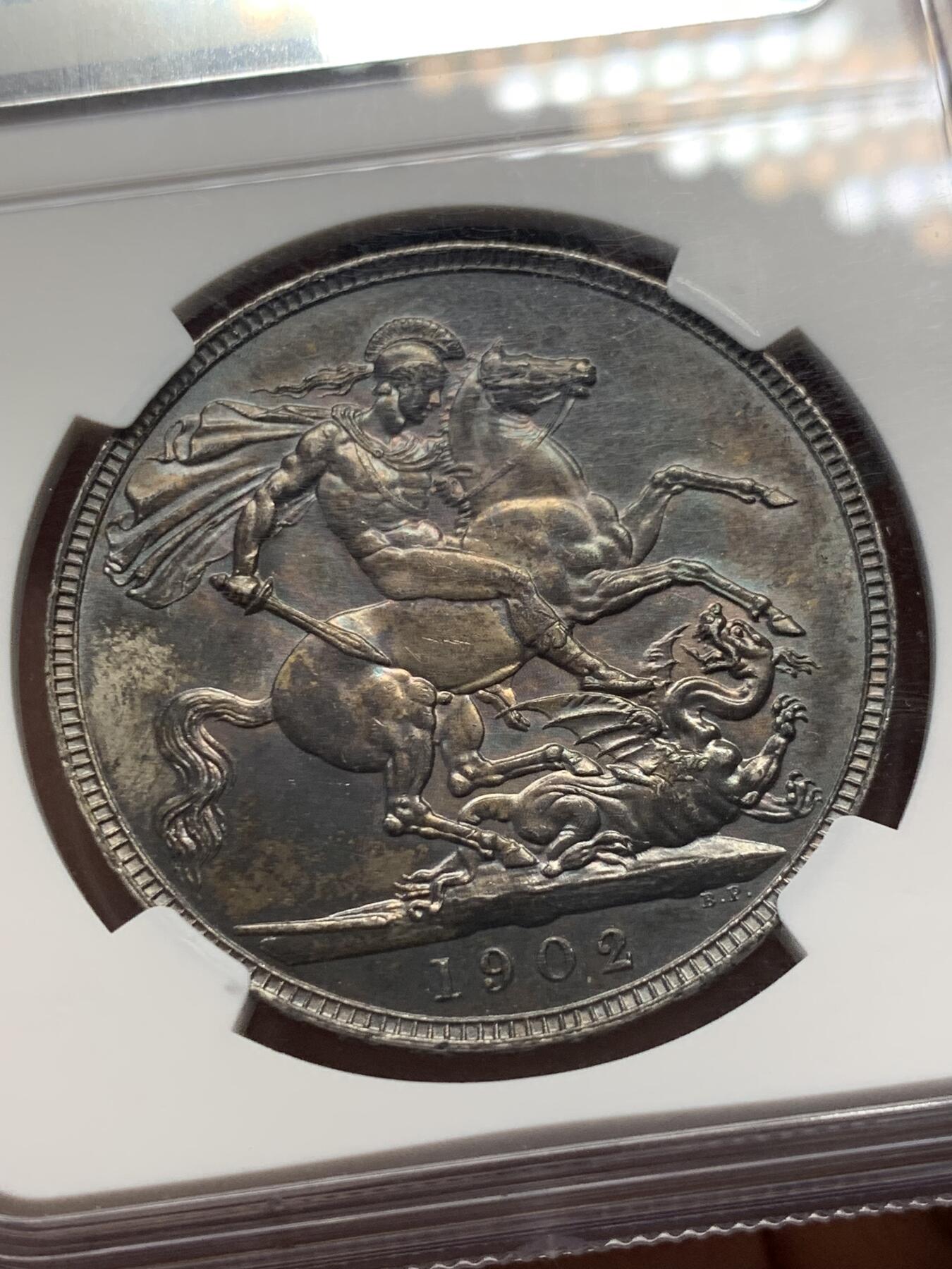 《竞宝斋》第314场 周日，周一，周二  3场连拍 （全场包邮） NGC MS62 英国1902年爱德华七世马剑克朗，双面欧洲五彩黑包浆深打难得，62分中的王者，不虚63分，性价比超高。