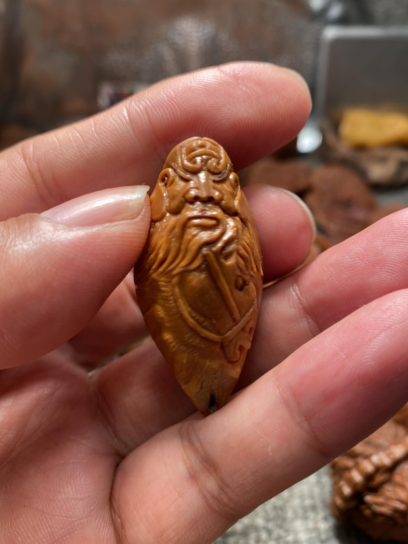 苏州舟山手工核雕放漏价 苏工核雕梅林手工雕刻老款千里走单骑，个性，好玩又好看，立体感十足风格独特，尺寸2。1x4。5喜欢的来