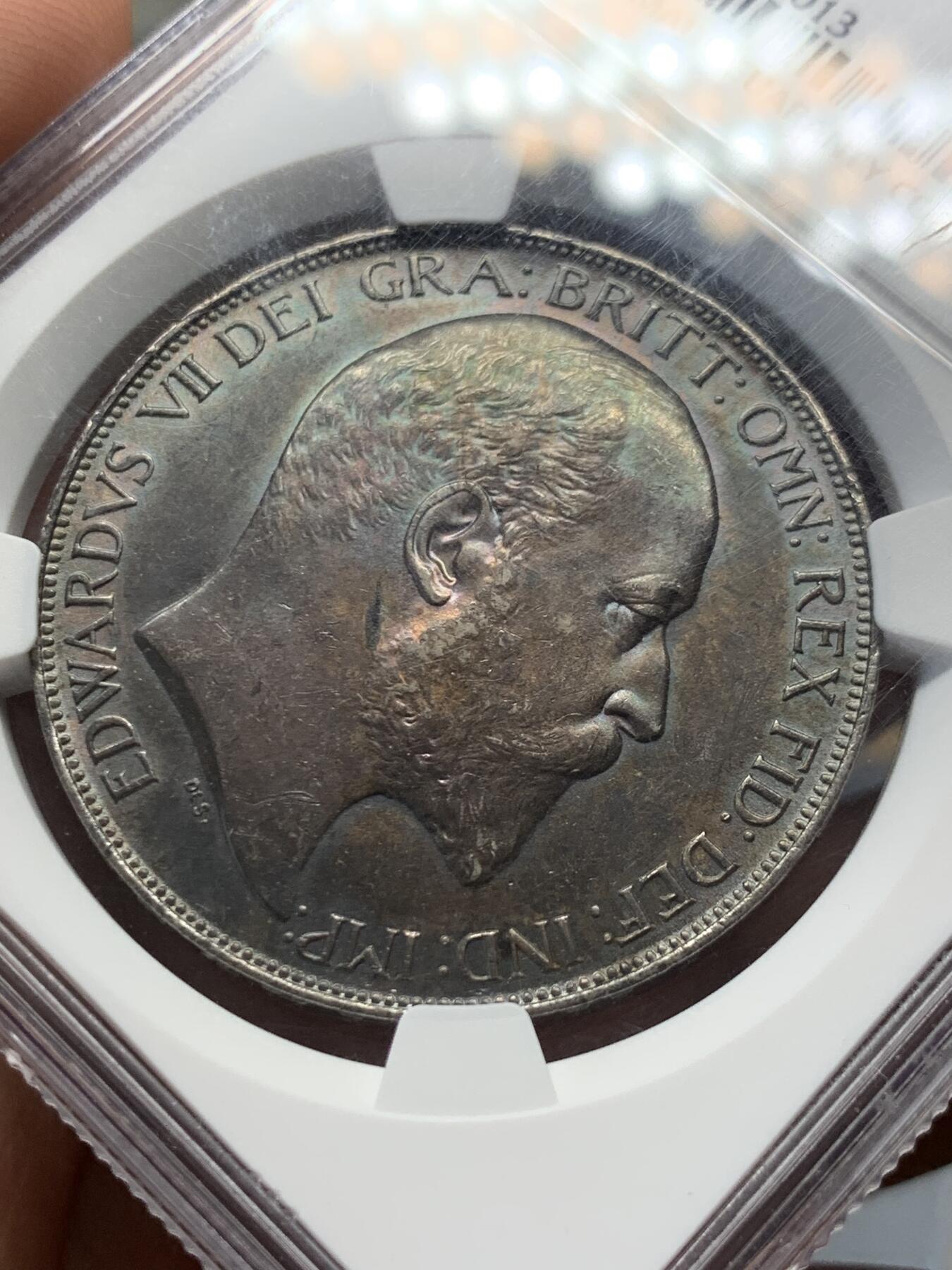 《竞宝斋》第314场 周日，周一，周二  3场连拍 （全场包邮） NGC MS62 英国1902年爱德华七世马剑克朗，双面欧洲五彩黑包浆深打难得，62分中的王者，不虚63分，性价比超高。