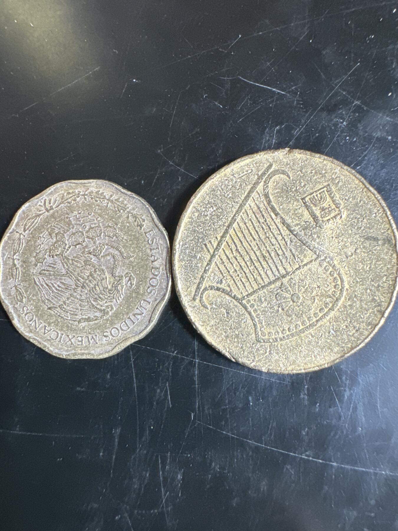 大家国庆快乐～今天还是一天发货哟～ 外国钱币（两枚）