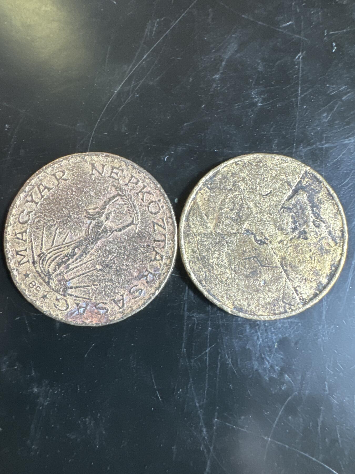 大家国庆快乐～今天还是一天发货哟～ 外国钱币（两枚）