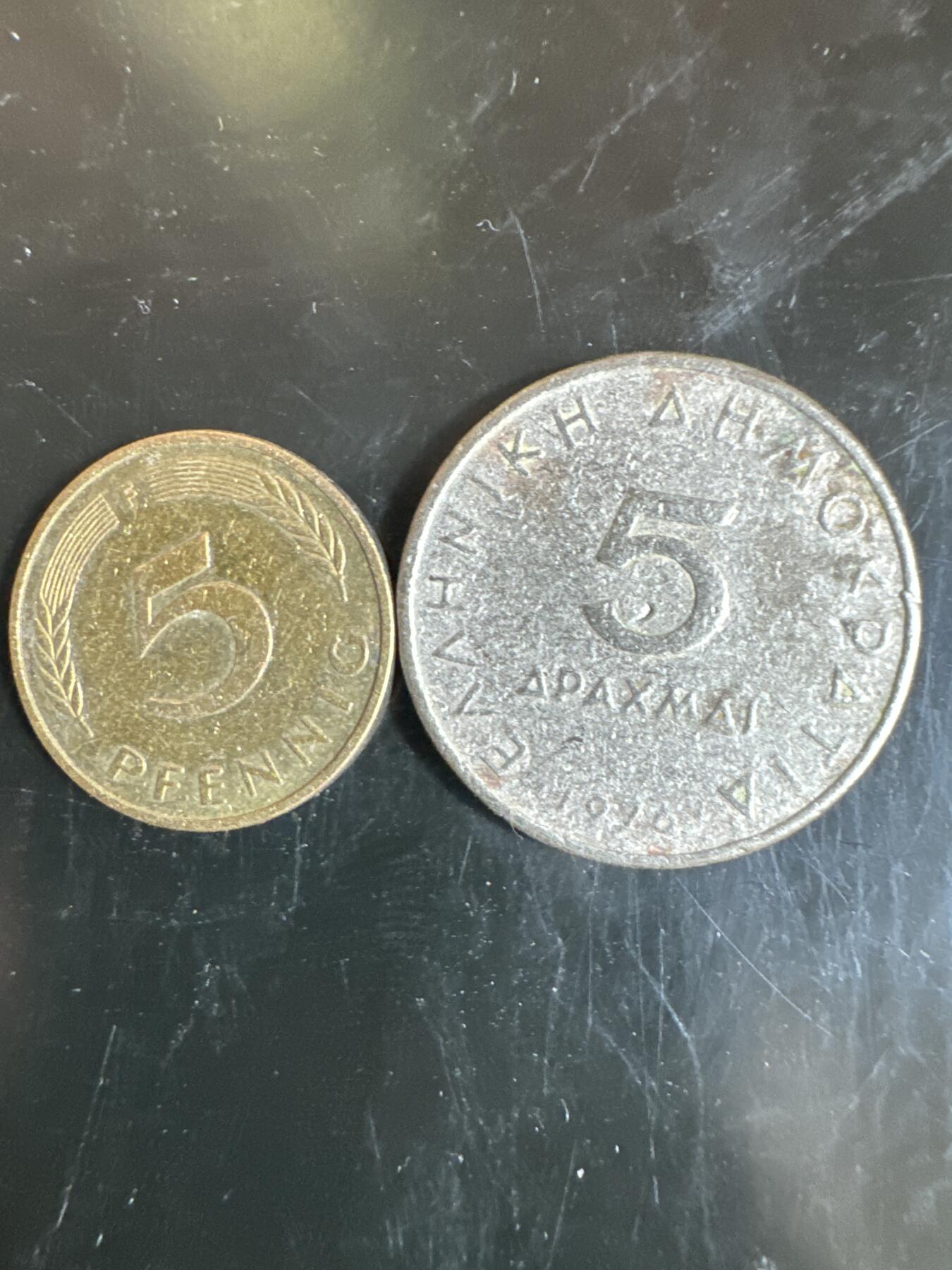 大家国庆快乐～今天还是一天发货哟～ 外国钱币（两枚）