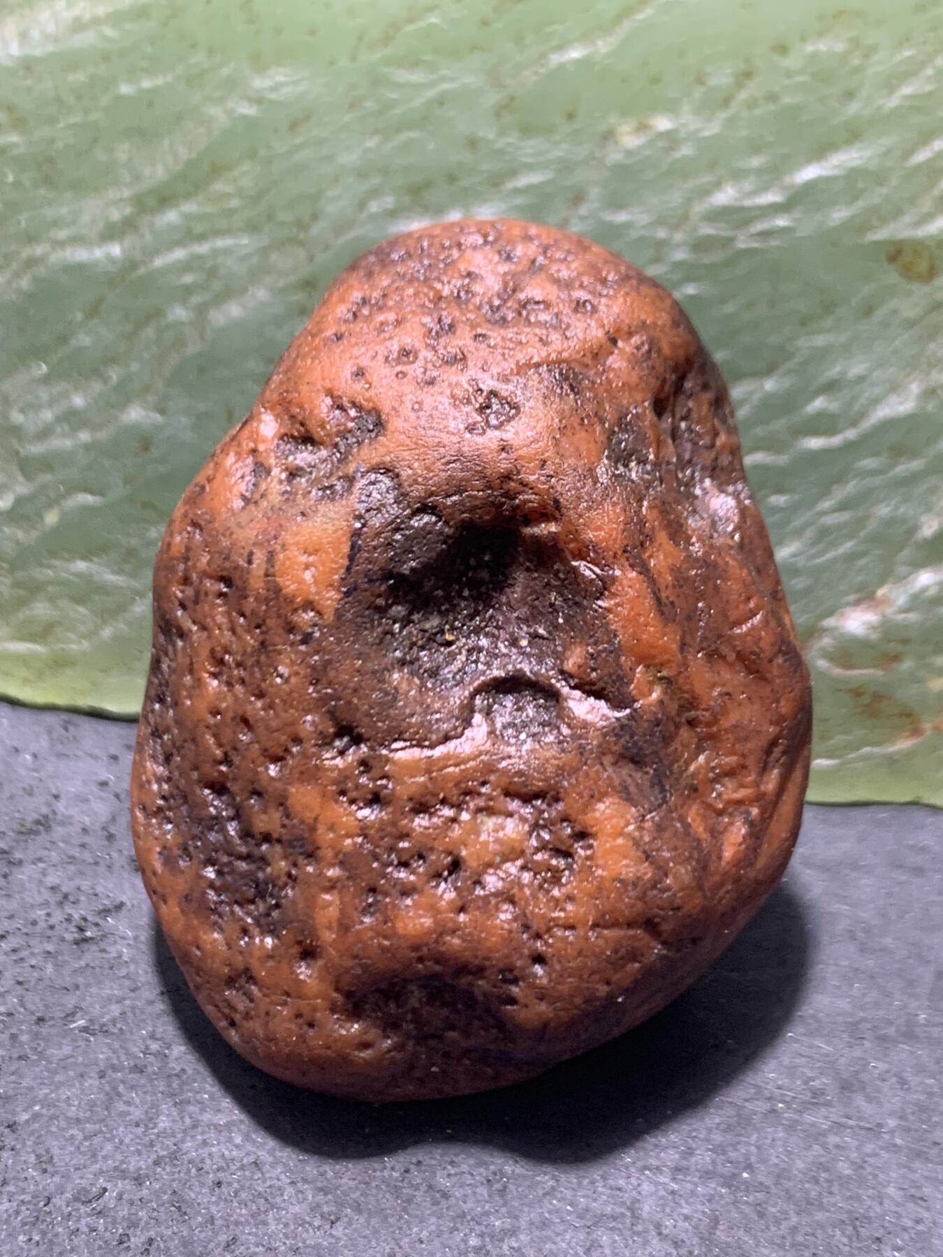 精美红皮南红玛瑙原石一颗