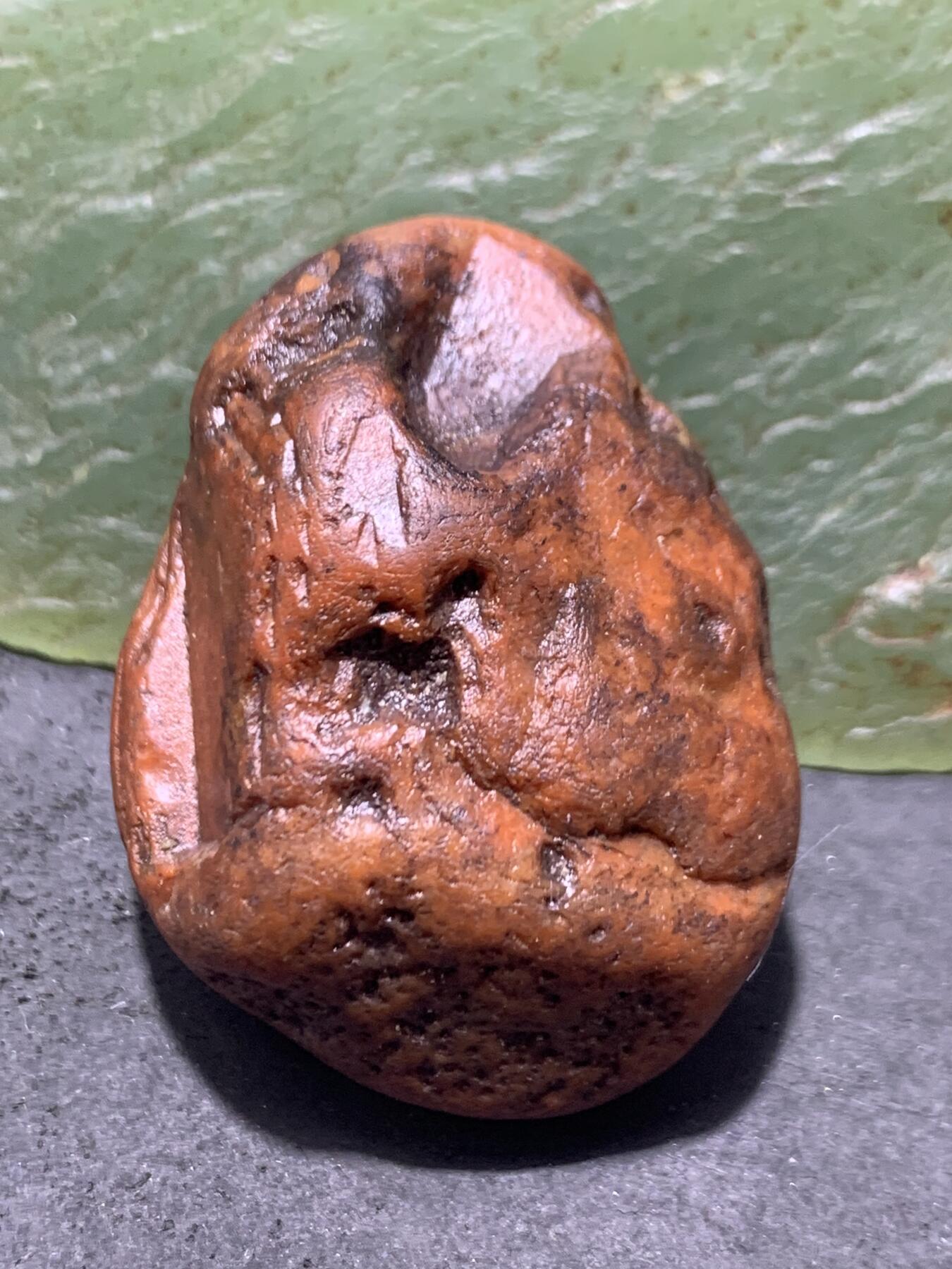 精美红皮南红玛瑙原石一颗
