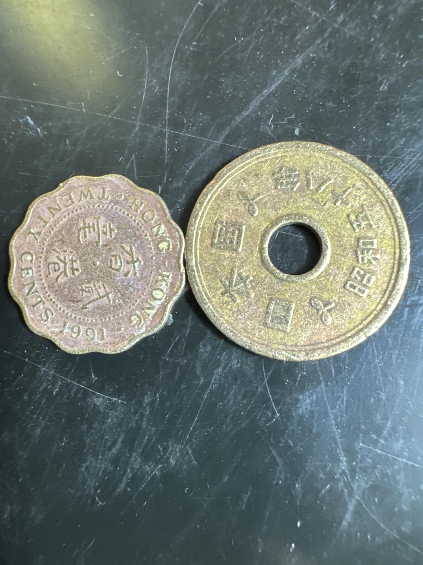 大家国庆快乐～今天还是一天发货哟～ 外国钱币（两枚）