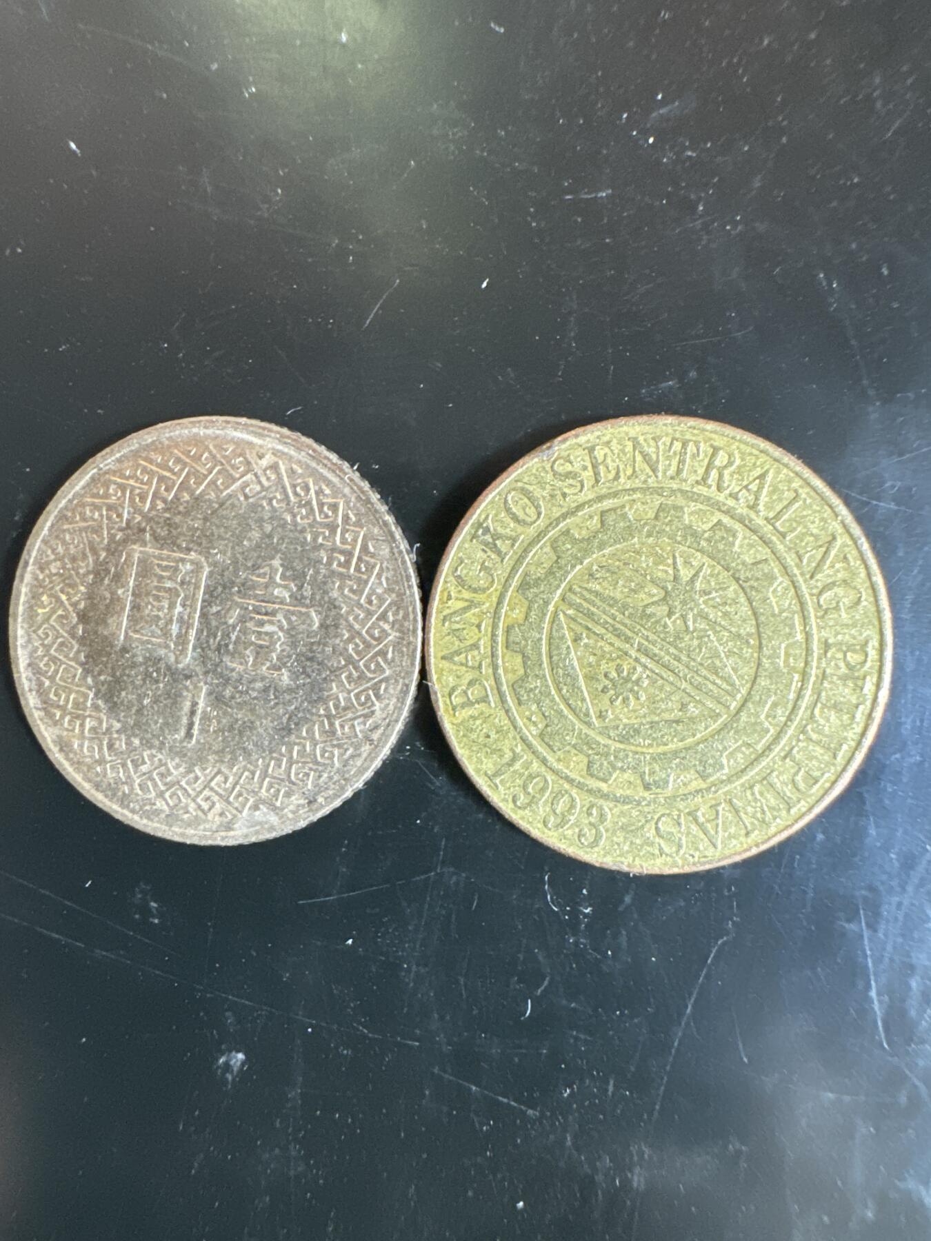 大家国庆快乐～今天还是一天发货哟～ 外国钱币（两枚）