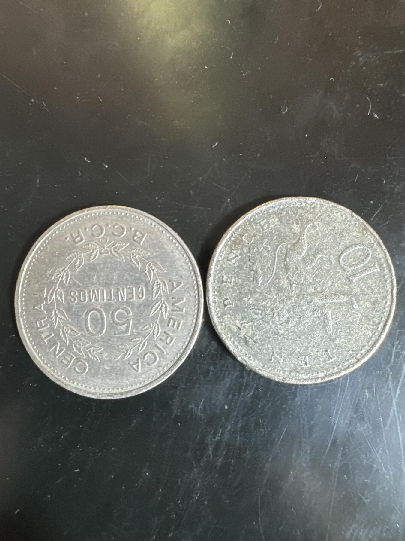 大家国庆快乐～今天还是一天发货哟～ 外国钱币（两枚）