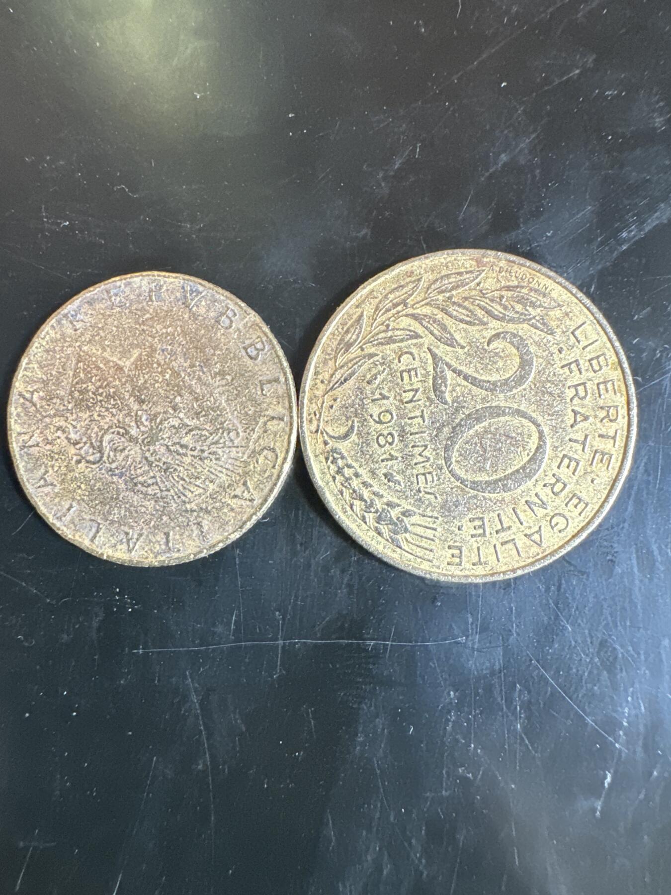 大家国庆快乐～今天还是一天发货哟～ 外国钱币（两枚）