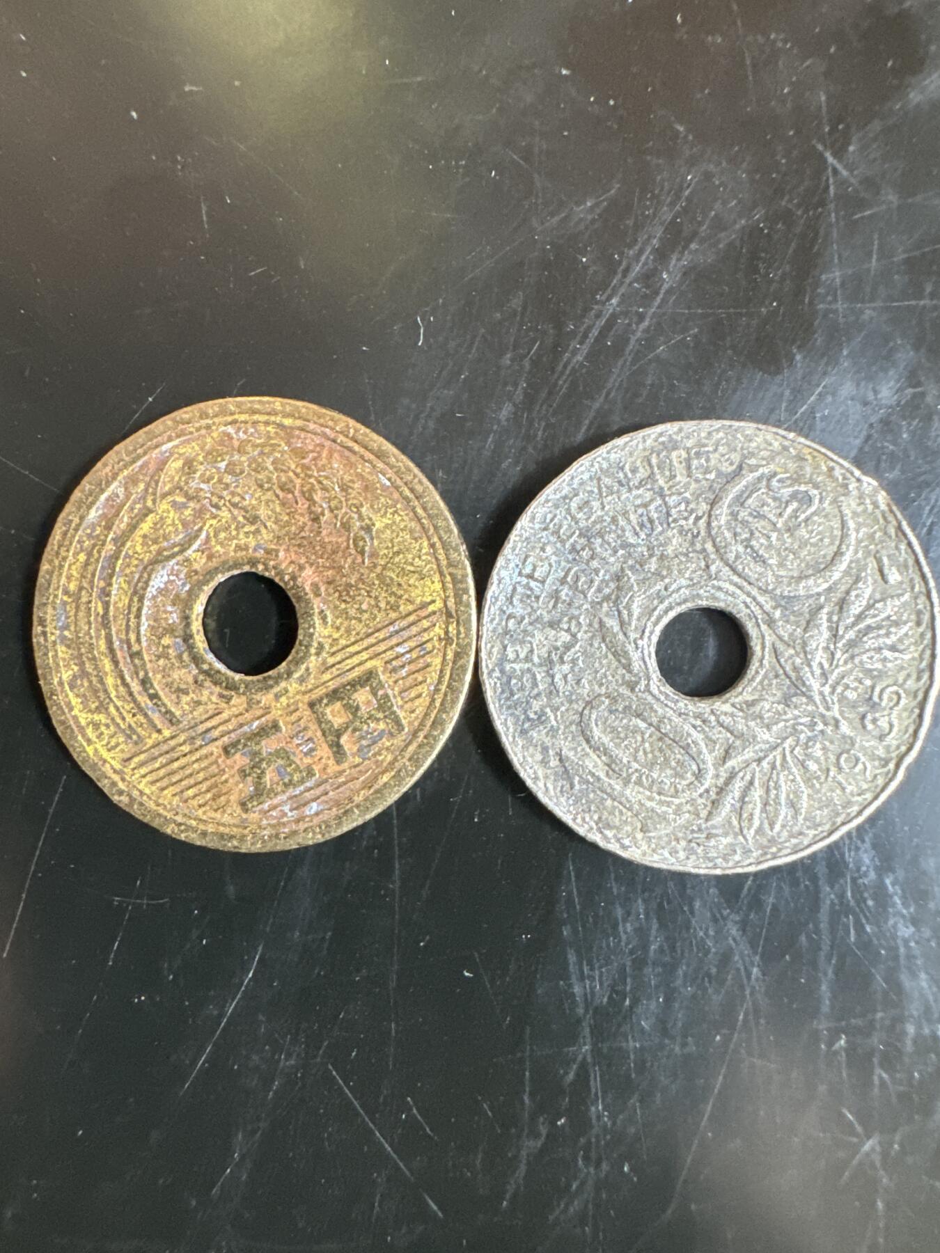 大家国庆快乐～今天还是一天发货哟～ 外国钱币（两枚）