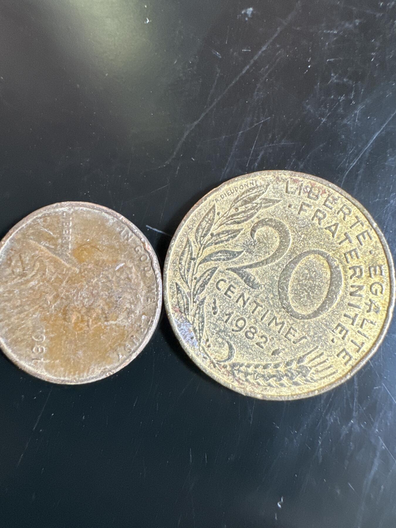 大家国庆快乐～今天还是一天发货哟～ 外国钱币（两枚）
