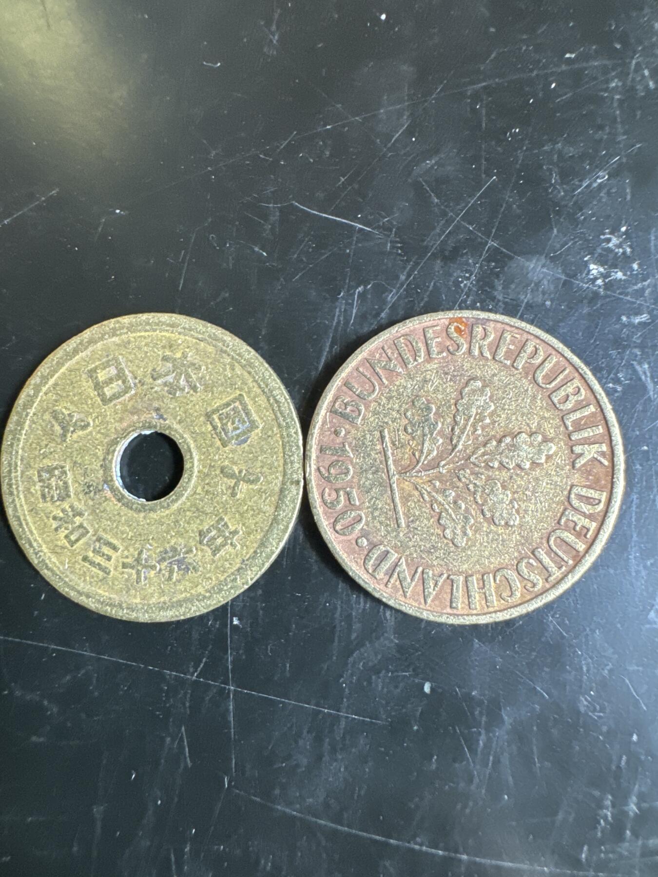 大家国庆快乐～今天还是一天发货哟～ 外国钱币（两枚）