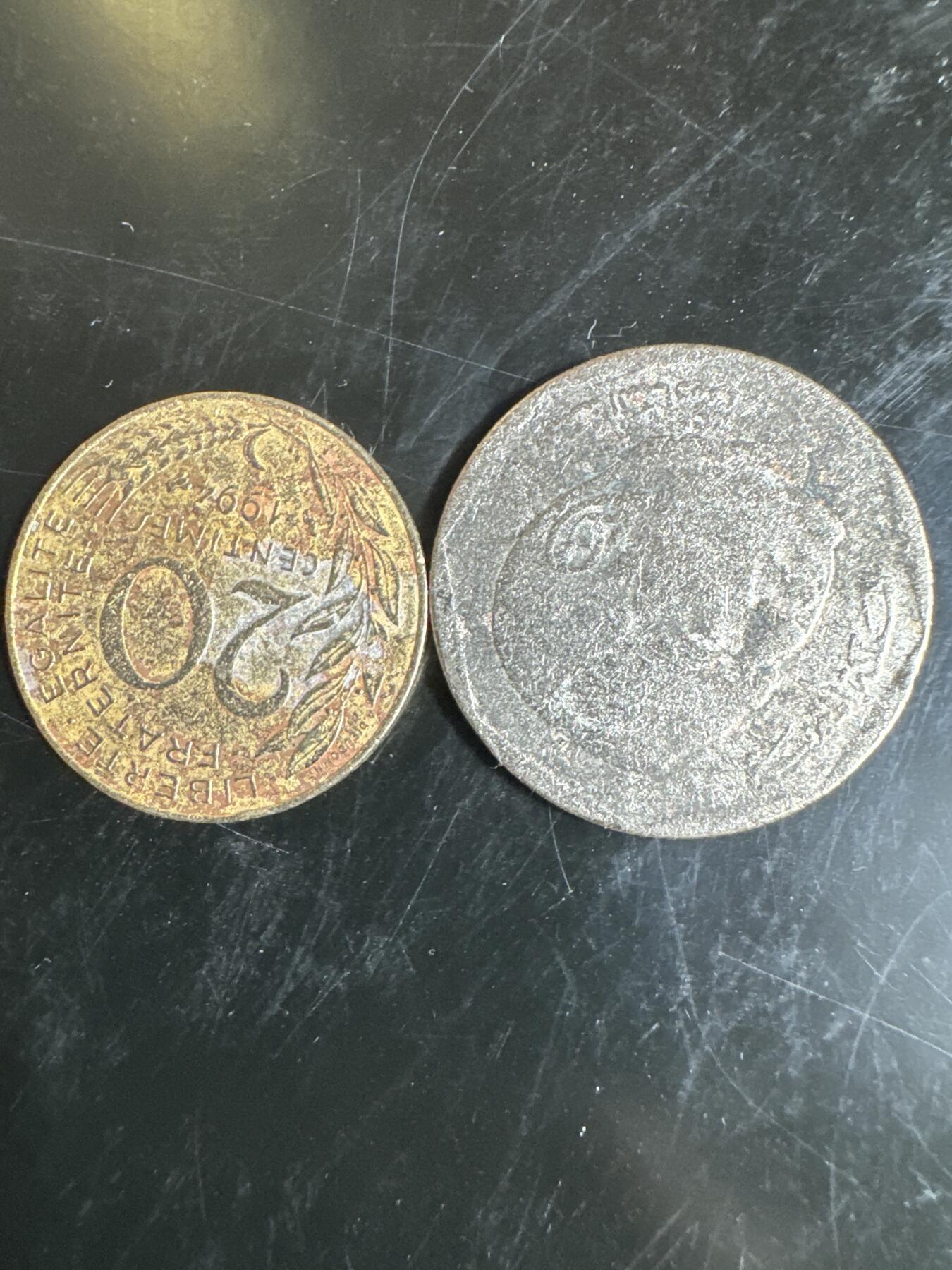 大家国庆快乐～今天还是一天发货哟～ 外国钱币（两枚）