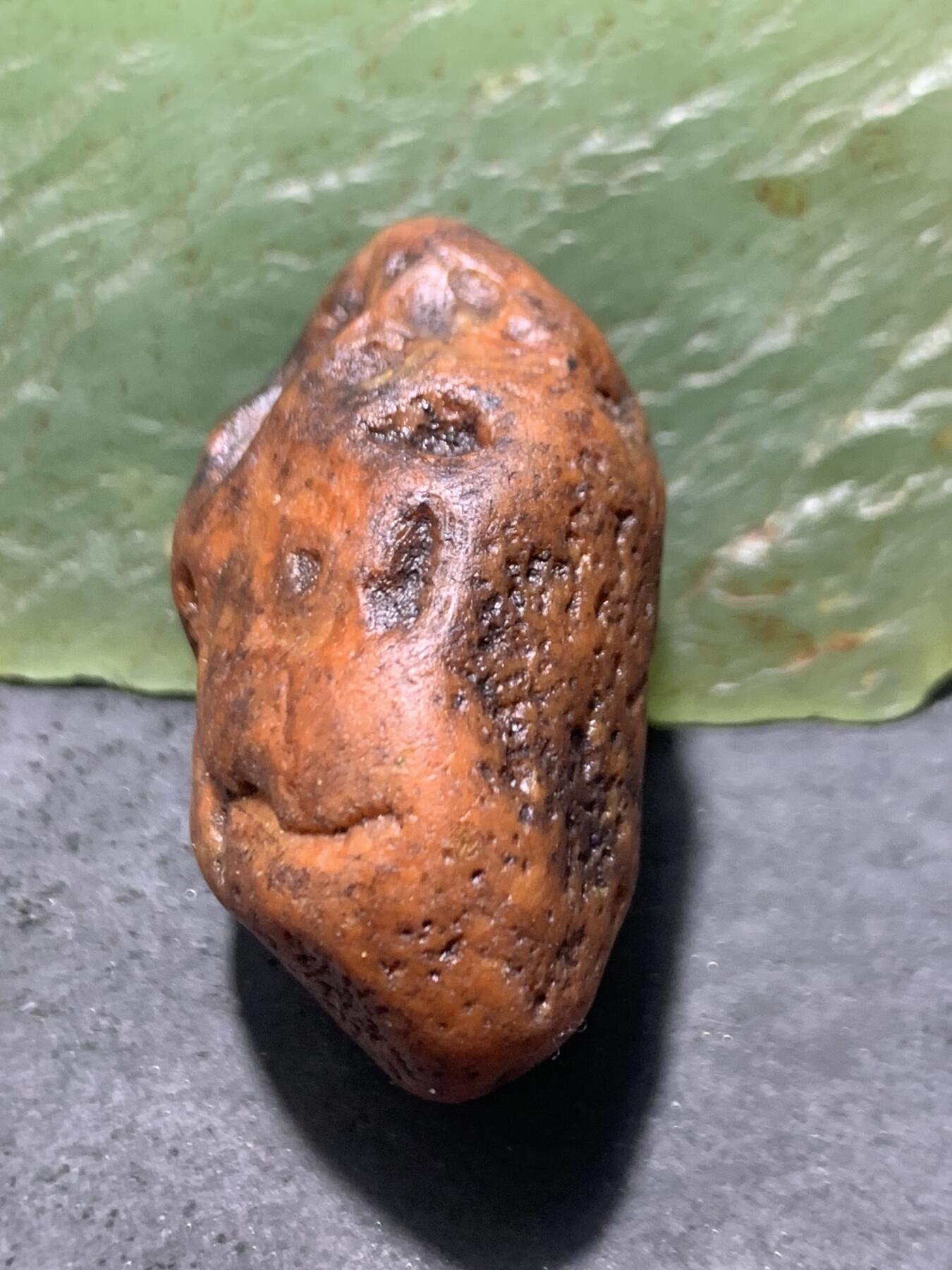 精美红皮南红玛瑙原石一颗