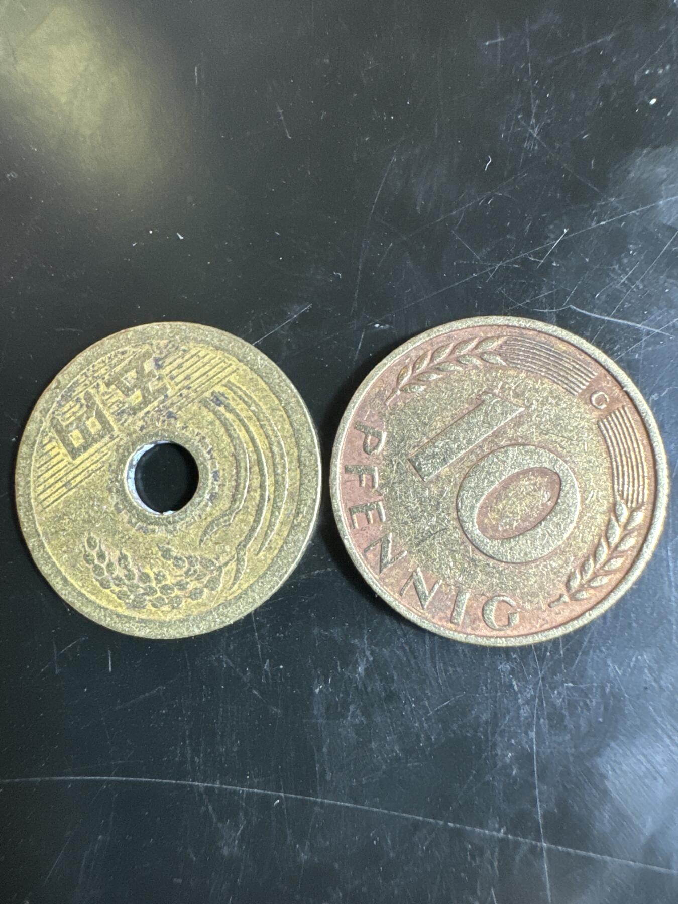 大家国庆快乐～今天还是一天发货哟～ 外国钱币（两枚）