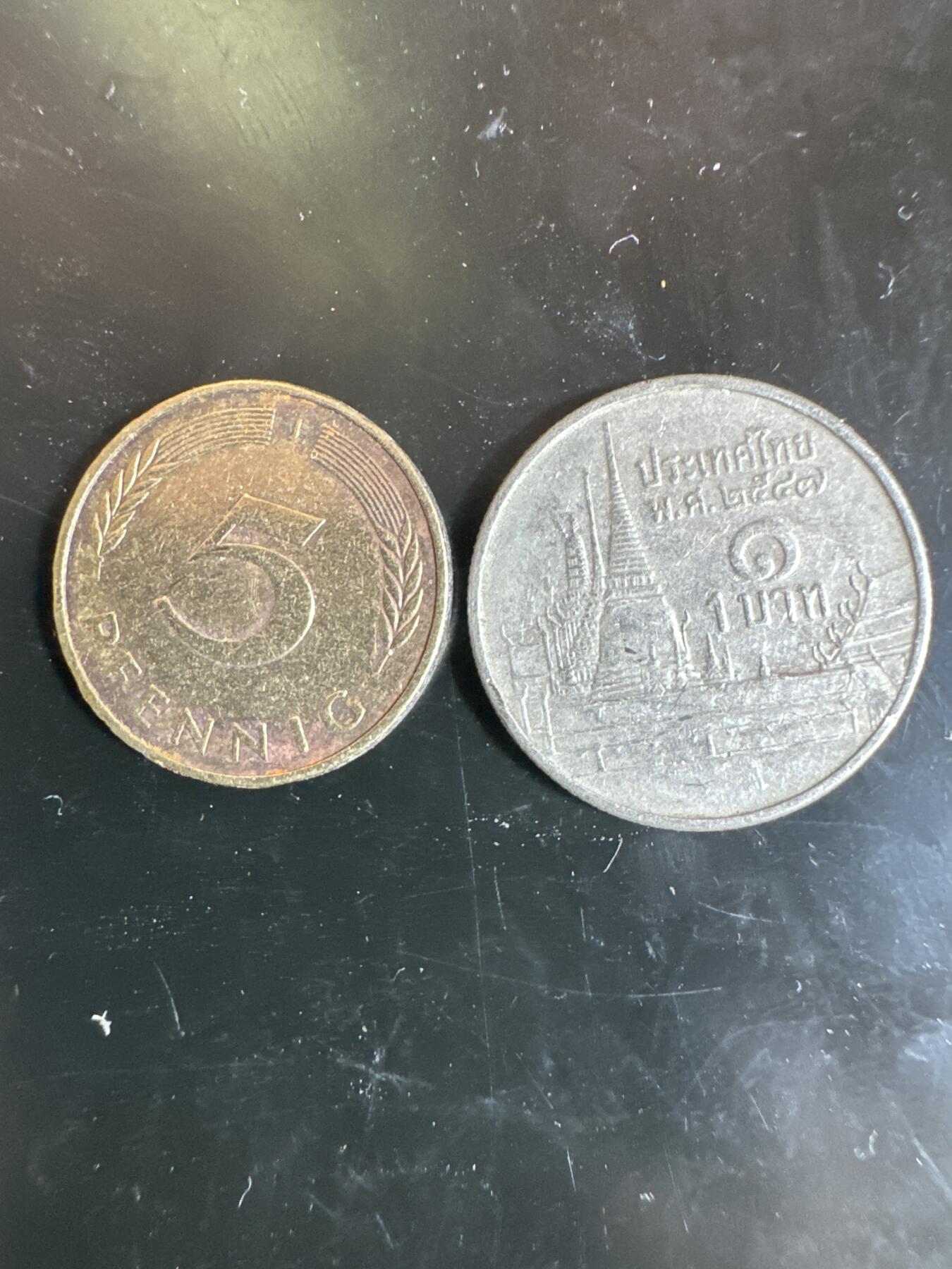 大家国庆快乐～今天还是一天发货哟～ 外国钱币（两枚）