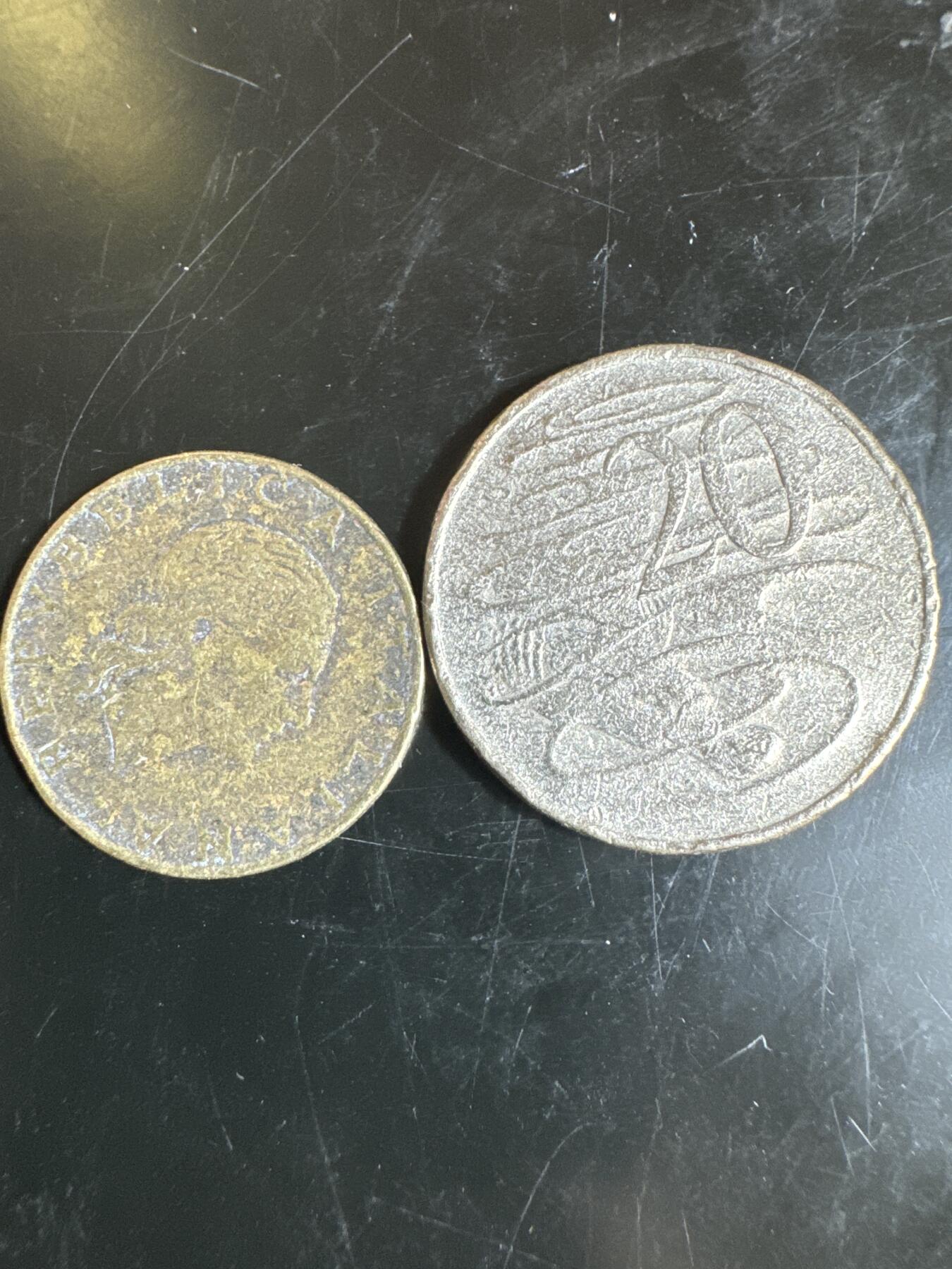 大家国庆快乐～今天还是一天发货哟～ 外国钱币（两枚）