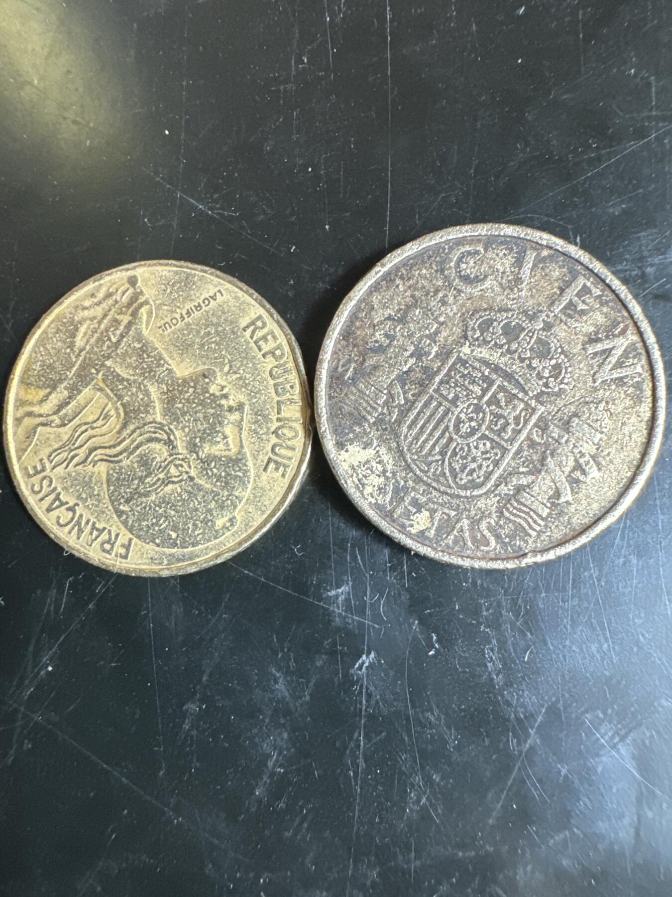 大家国庆快乐～今天还是一天发货哟～ 外国钱币（两枚）