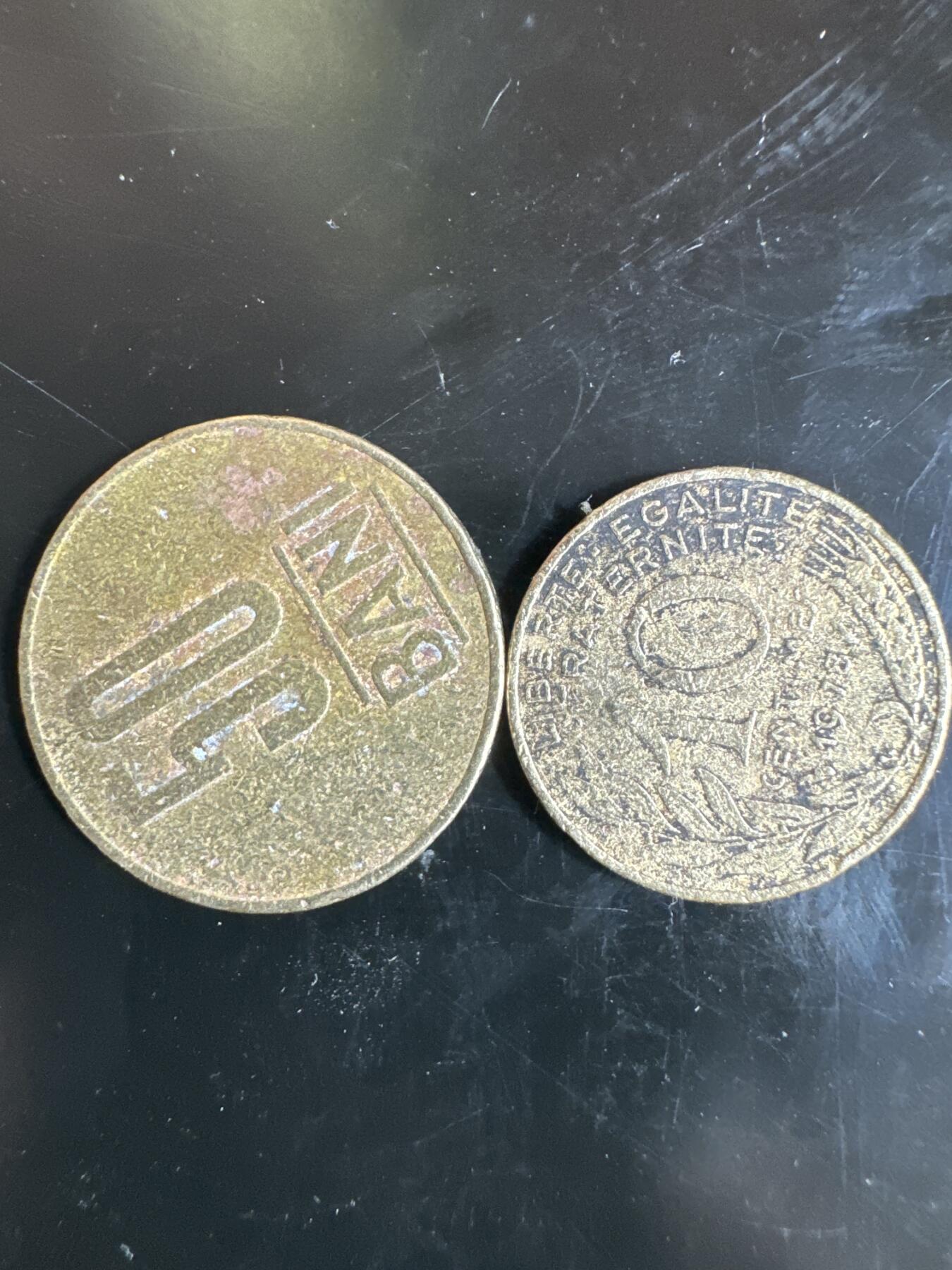 大家国庆快乐～今天还是一天发货哟～ 外国钱币（两枚）