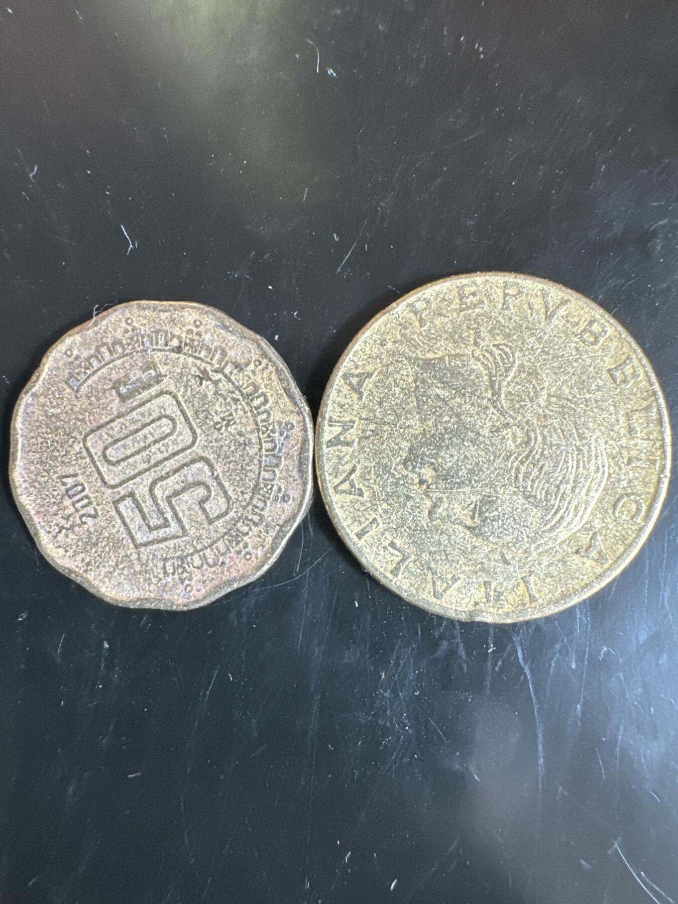 大家国庆快乐～今天还是一天发货哟～ 外国钱币（两枚）