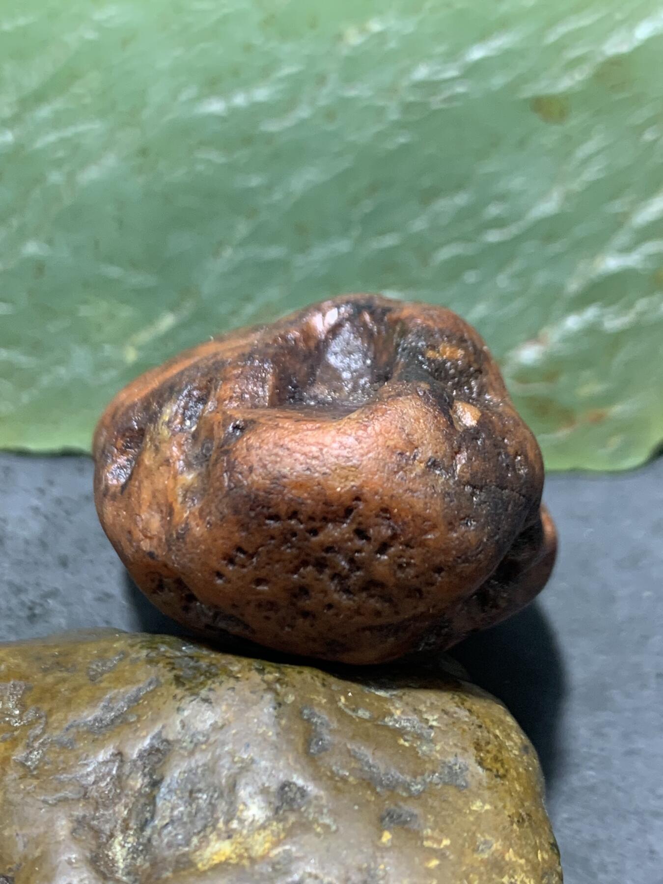 精美红皮南红玛瑙原石一颗
