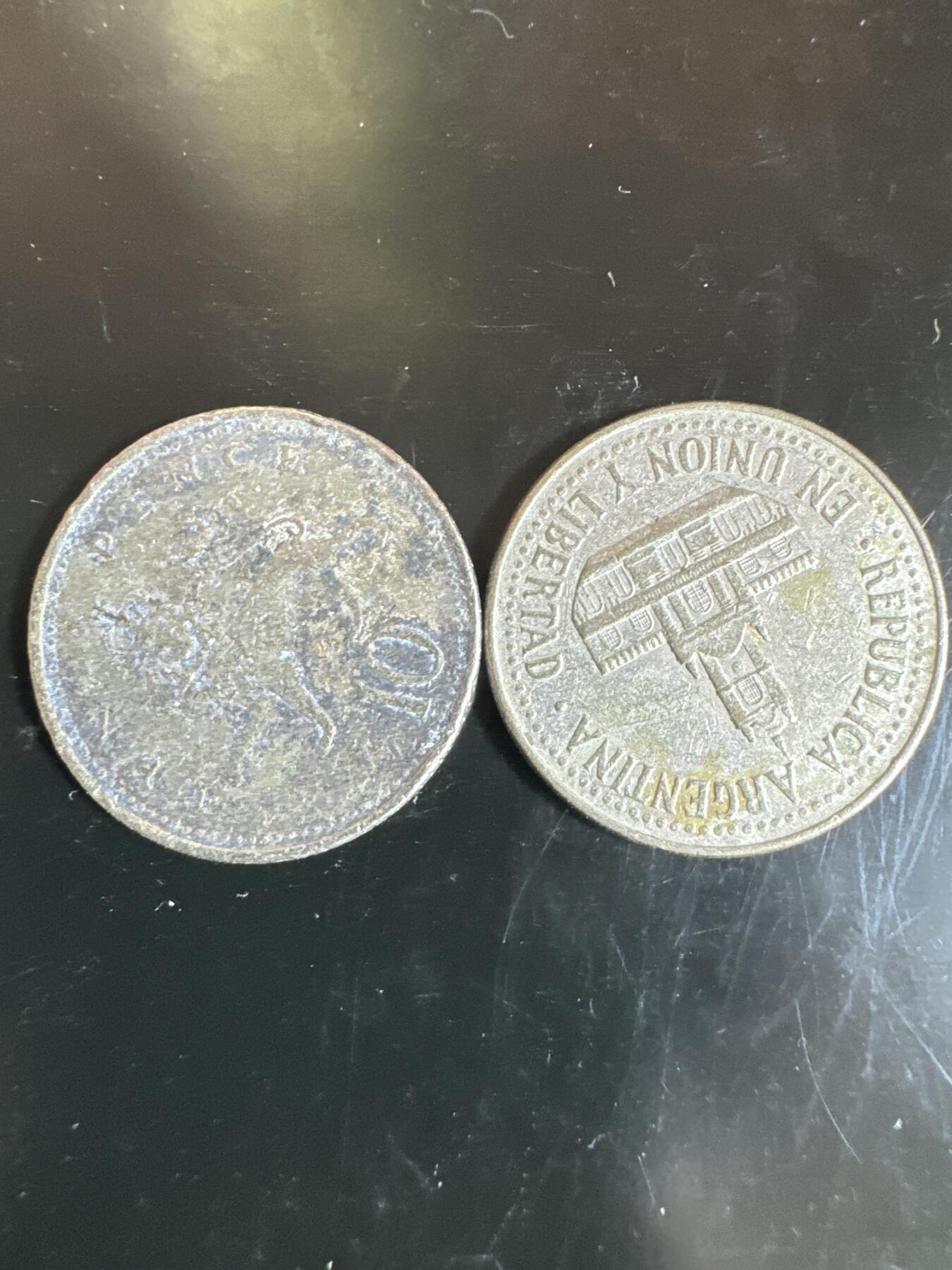 大家国庆快乐～今天还是一天发货哟～ 外国钱币（两枚）