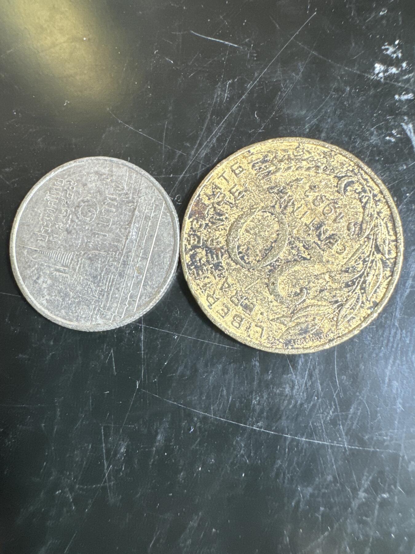 大家国庆快乐～今天还是一天发货哟～ 外国钱币（两枚）