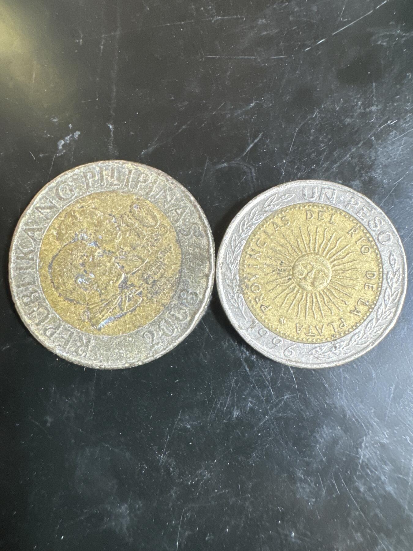 大家国庆快乐～今天还是一天发货哟～ 外国钱币（两枚）
