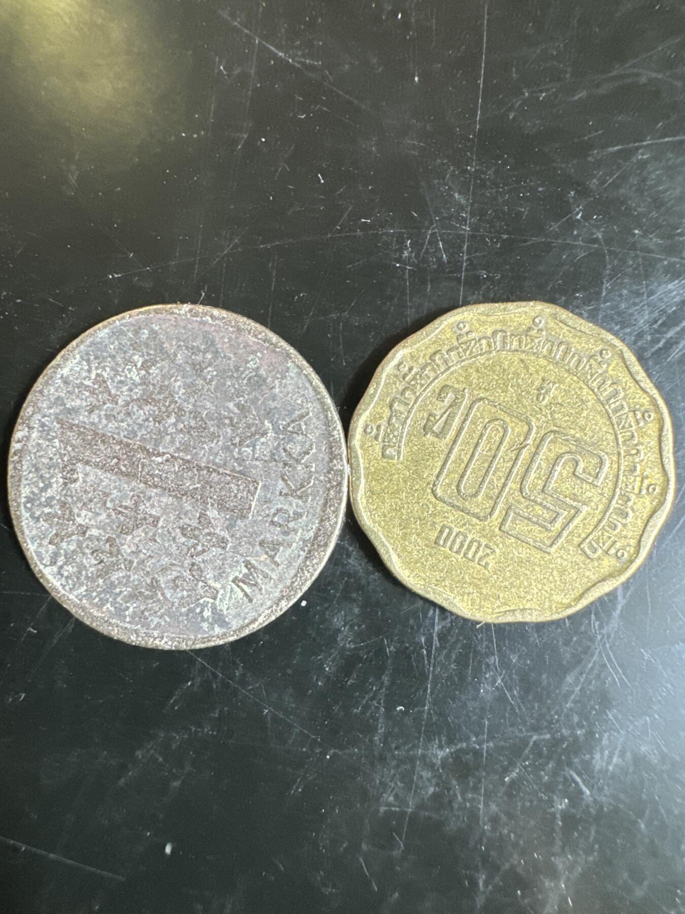 大家国庆快乐～今天还是一天发货哟～ 外国钱币（两枚）