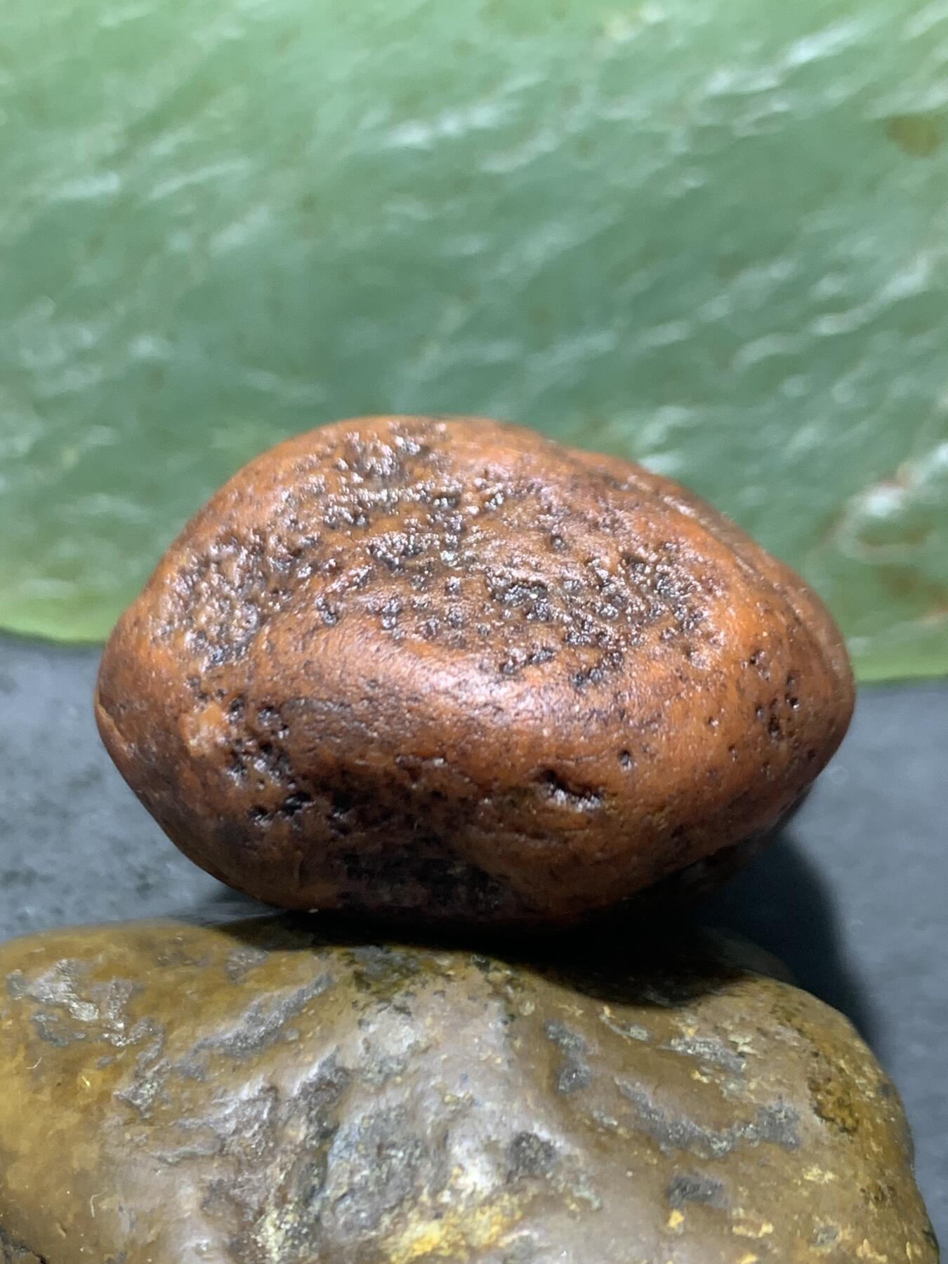 精美红皮南红玛瑙原石一颗