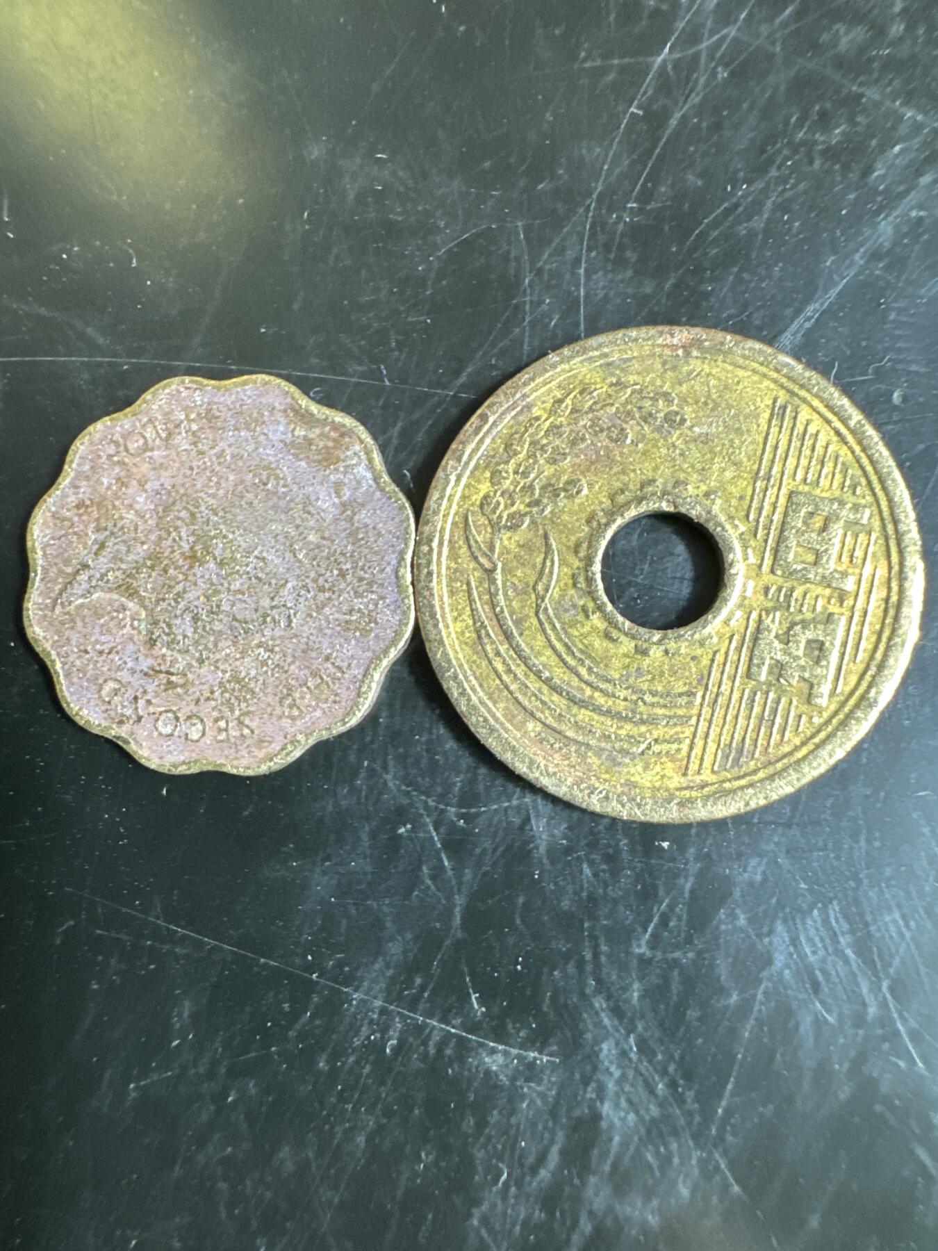大家国庆快乐～今天还是一天发货哟～ 外国钱币（两枚）