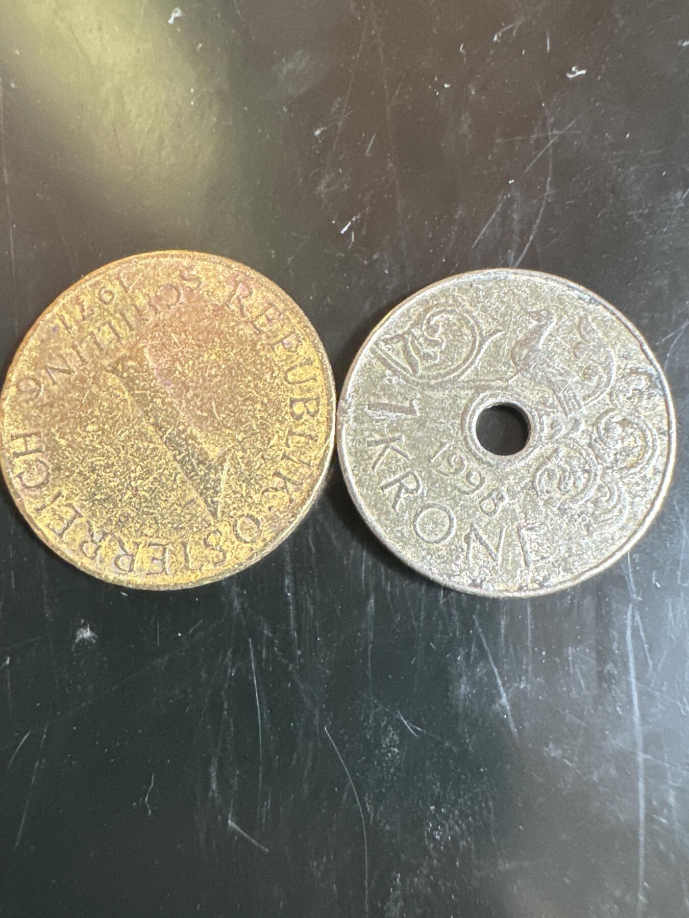 大家国庆快乐～今天还是一天发货哟～ 外国钱币（两枚）