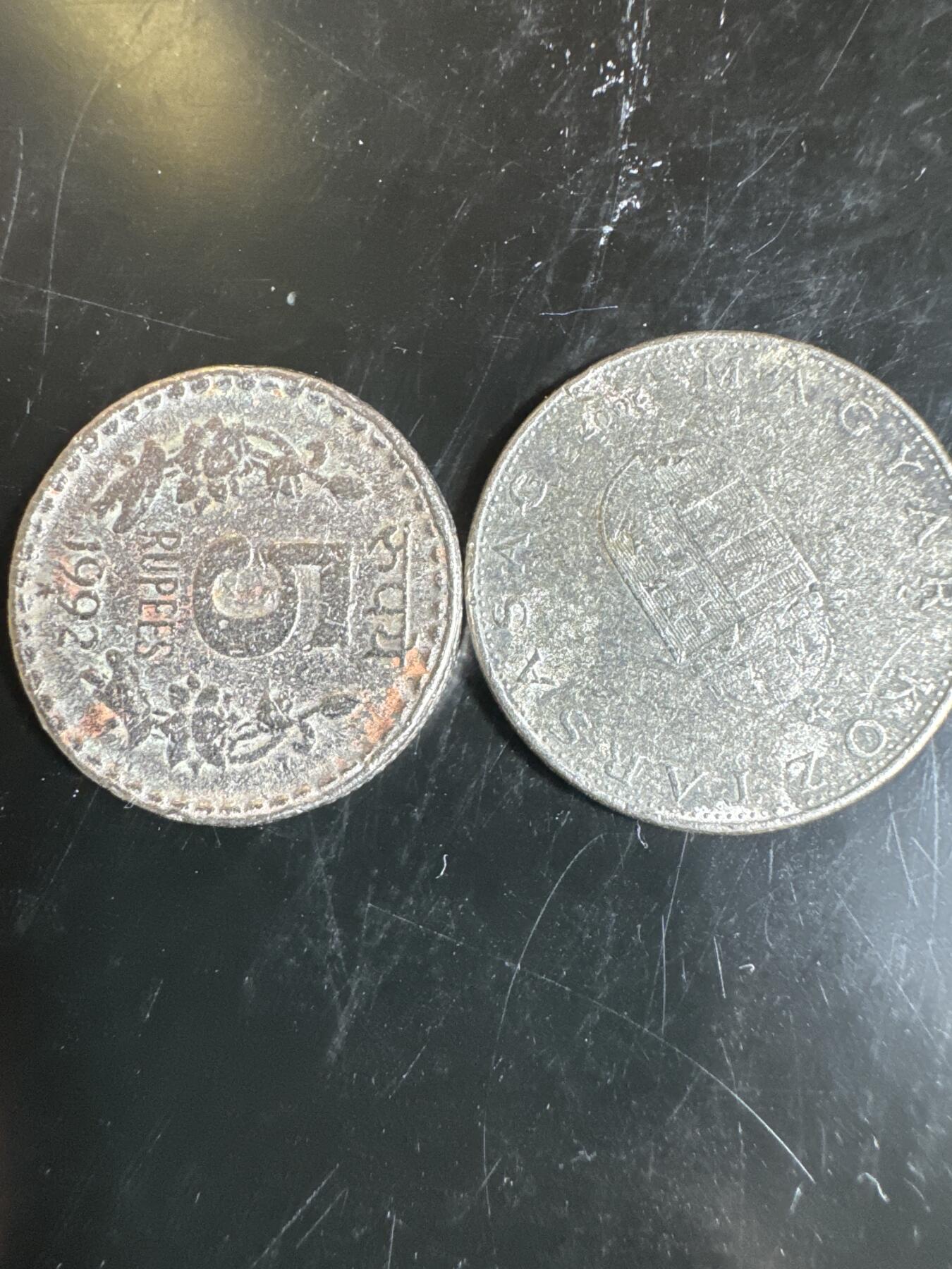 大家国庆快乐～今天还是一天发货哟～ 外国钱币（两枚）