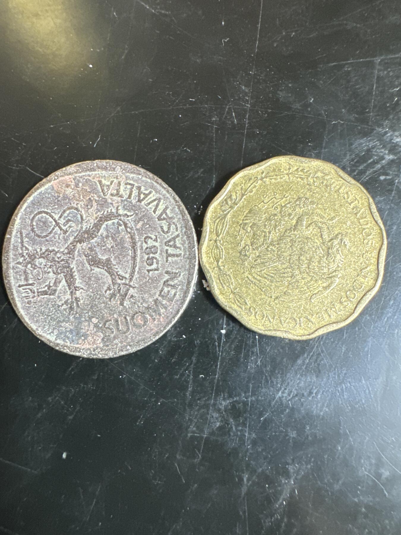 大家国庆快乐～今天还是一天发货哟～ 外国钱币（两枚）