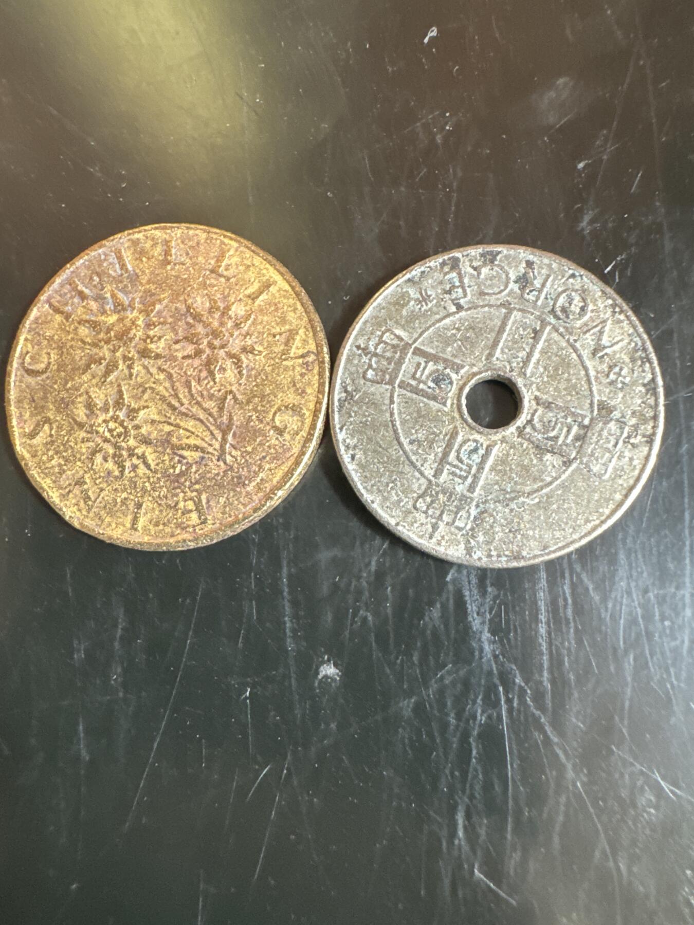 大家国庆快乐～今天还是一天发货哟～ 外国钱币（两枚）