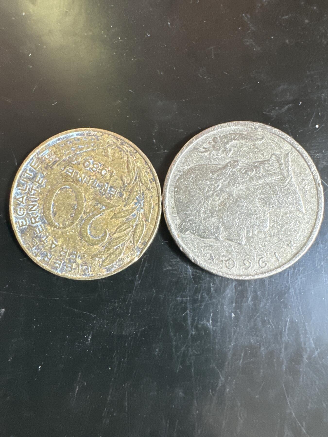 大家国庆快乐～今天还是一天发货哟～ 外国钱币（两枚）