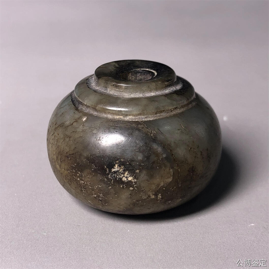 首场保真拍卖 民国玉质烟具