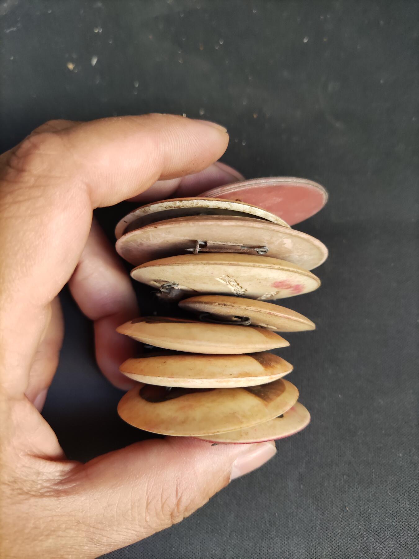 首场保真拍卖 主席像章9枚