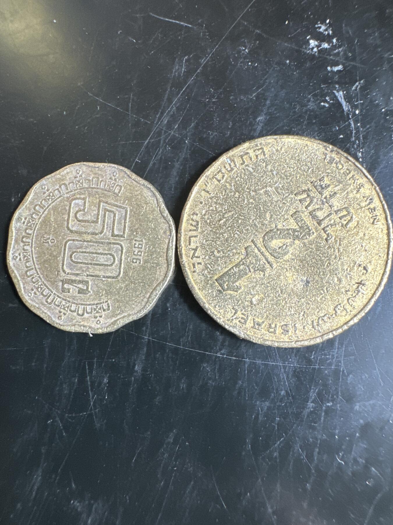 大家国庆快乐～今天还是一天发货哟～ 外国钱币（两枚）