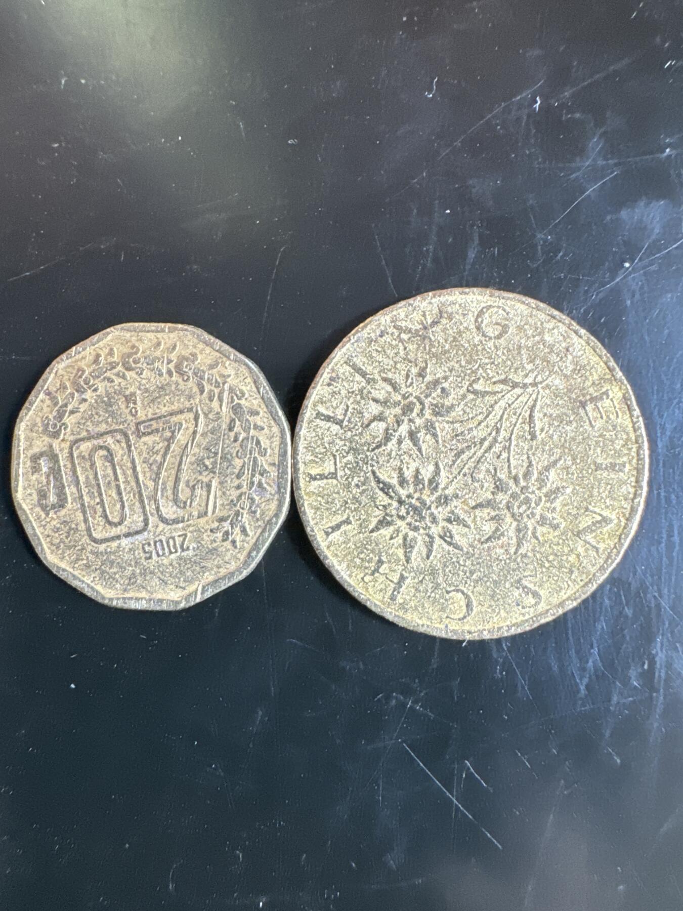 大家国庆快乐～今天还是一天发货哟～ 外国钱币（两枚）