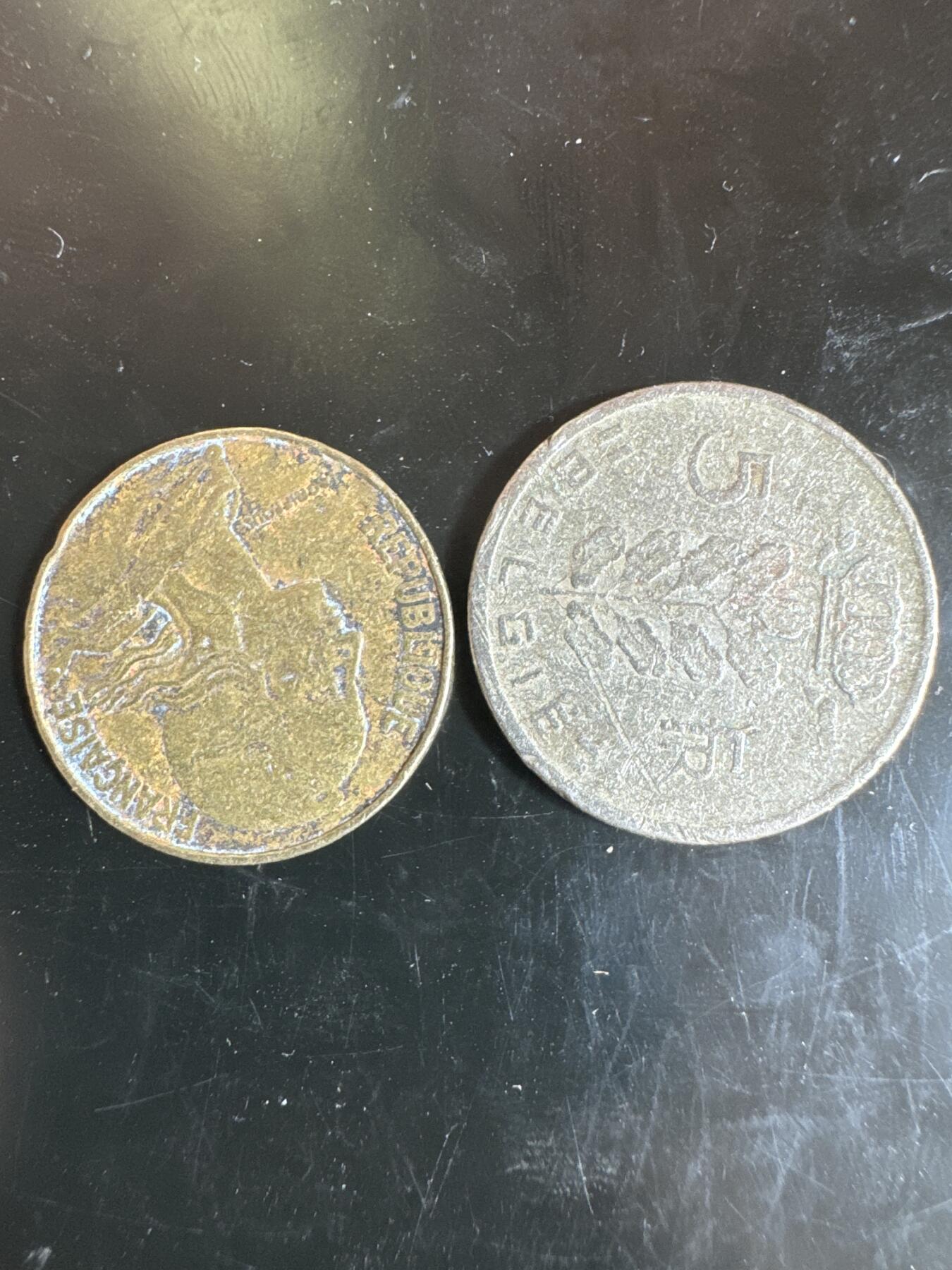 大家国庆快乐～今天还是一天发货哟～ 外国钱币（两枚）