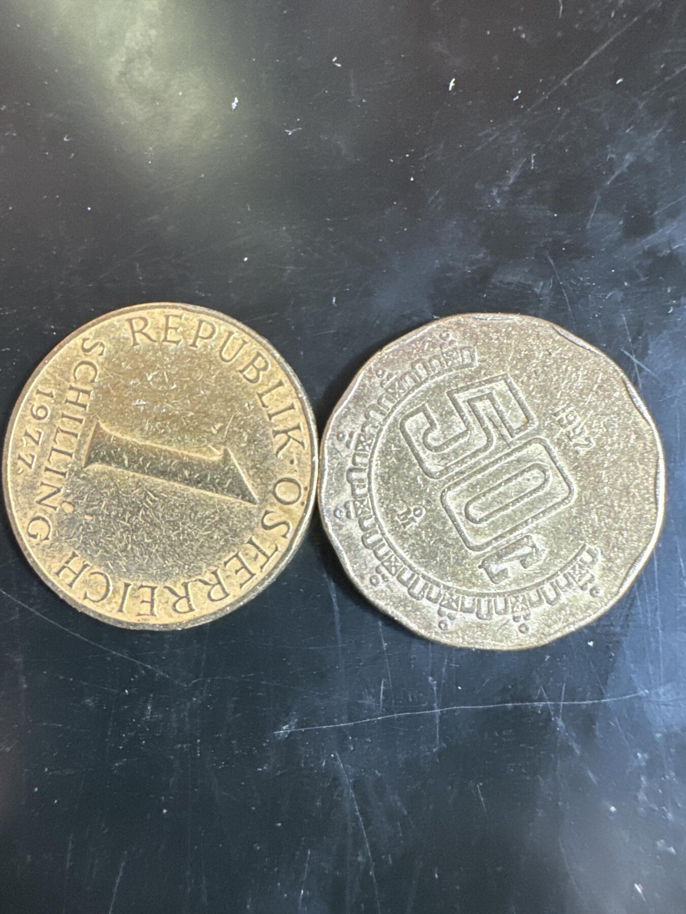 大家国庆快乐～今天还是一天发货哟～ 外国钱币（两枚）