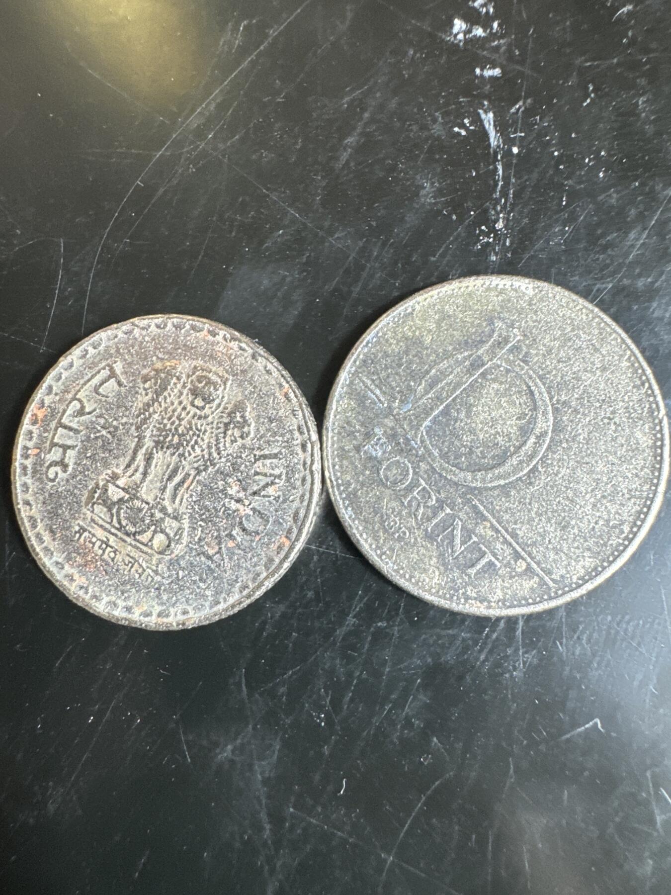 大家国庆快乐～今天还是一天发货哟～ 外国钱币（两枚）