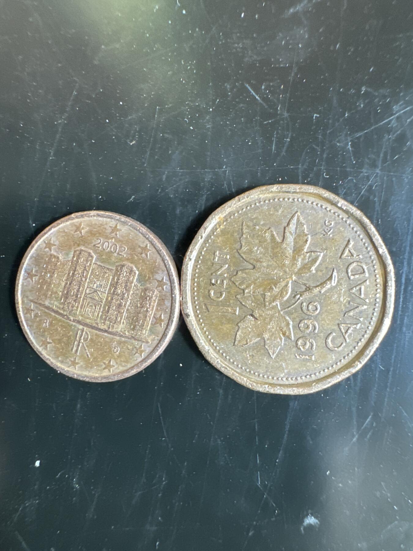 大家国庆快乐～今天还是一天发货哟～ 外国钱币（两枚）