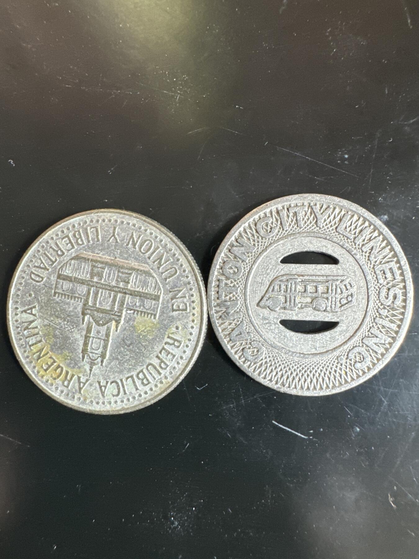 大家国庆快乐～今天还是一天发货哟～ 外国钱币（两枚）